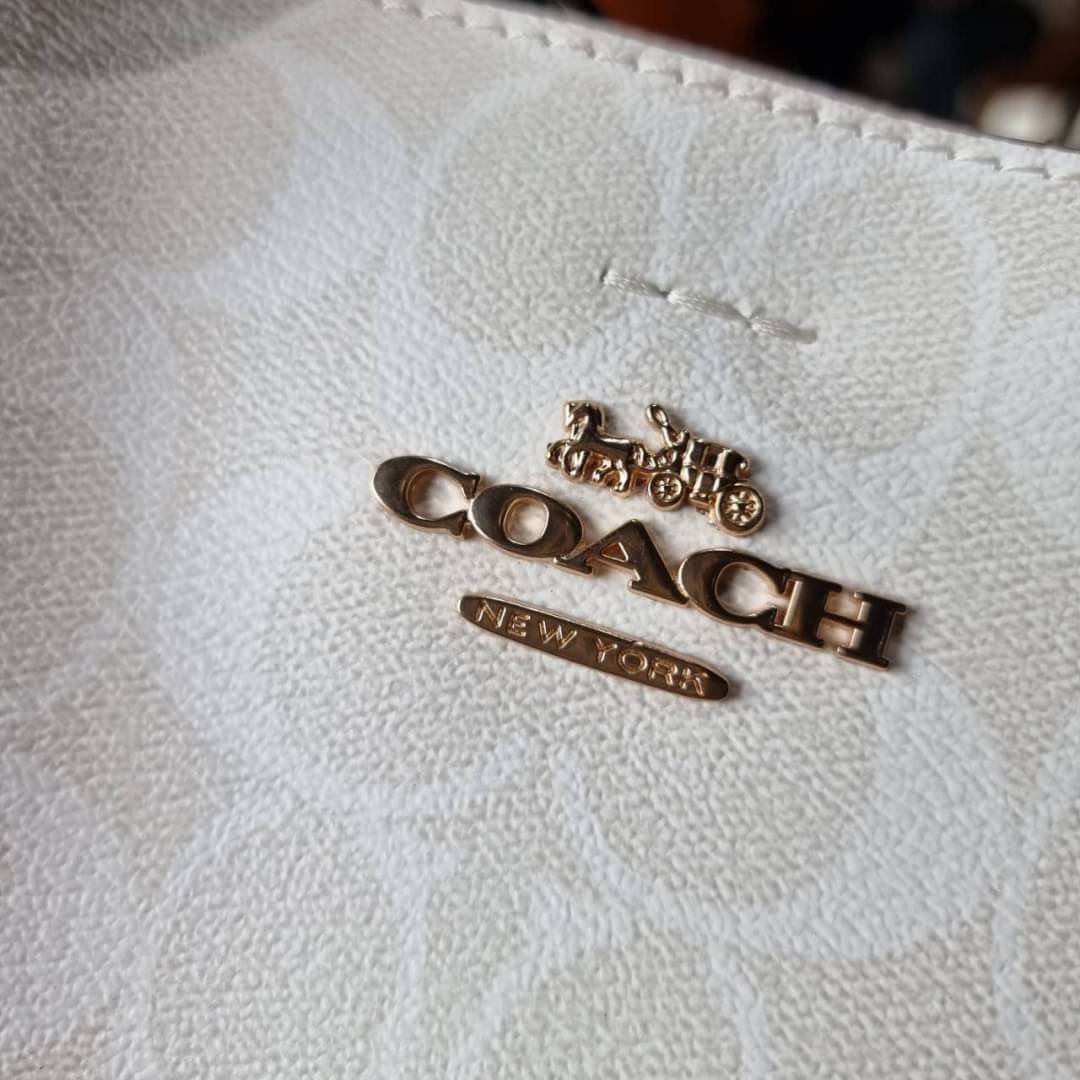 COACH 2312 SMALL TOWN BUCKET BAG IN SIGNATURE CANVAS รุ่นยอดนิยมใบเล็กมาครบสีแล้วจ้า กระเป๋าทรงบัคเก็ต สีผู้ดี๊ผู้ดี ตัวกระเป๋าดีไซน์คลาสสิคลายซี ดูโดดเด่น วัสดุหนังแคนวาสเคลือบลาย สวยคมทุกมุมจริงๆ!! เปิด-ปิดด้วยกระดุมแม่เหล็กทั้ง 2 ฝั่ง ภายในเป็นช่องโล่ง