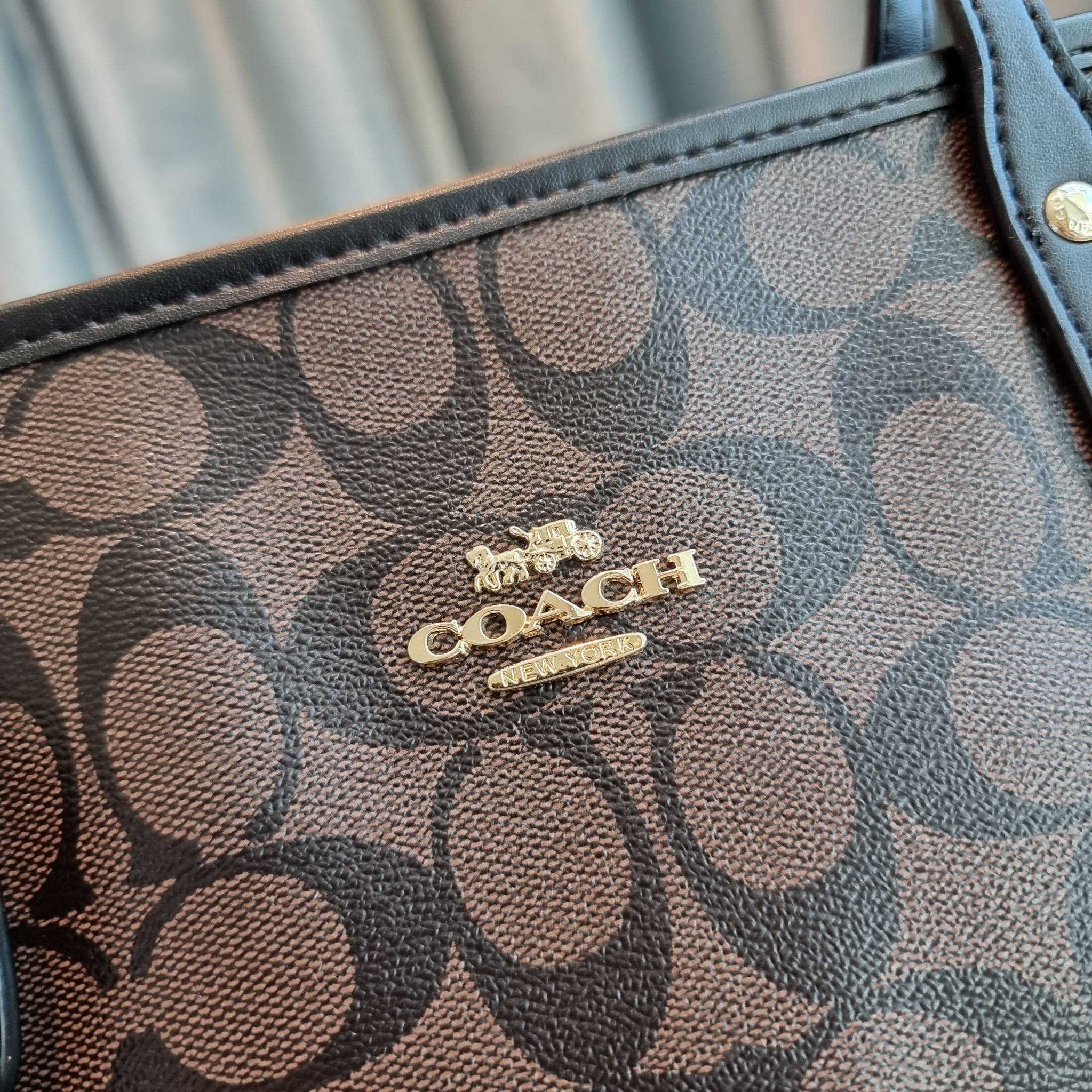 OUTLET 】COACH F58292 CITY ZIP TOTE IN SIGNATURE 16" รุ่นขายดี!! ไซส์ใหญ่ สีสวยมาให้แบบจัดเต็ม!! กระเป๋าถือทรงโท้ทใบใหญ่ สวยน่าใช้ทุกสี สะพายคล้องไหล่ได้เก๋ๆ จุของแน่นๆไปเลยจ้า!! วัสดุหนังแคนวาสคุณภาพ ปากกระเป๋าเปิด-ปิดด้วยซิป กันของหล่นได้ ถือไปไหนก็