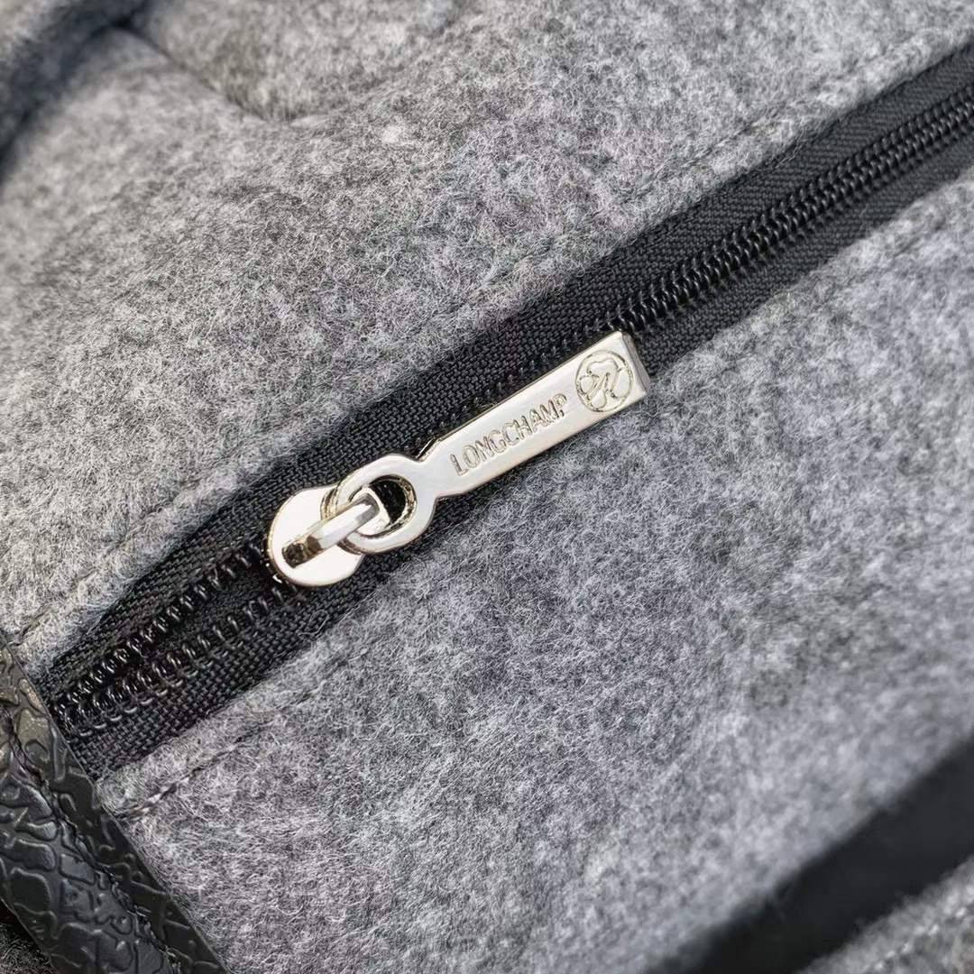 LONGCHAMP ROSEAU ESSENTIAL Shopping bag กระเป๋า Tote วัสดุผ้าขนสัตว์ ซับในผ้าฝ้ายที่จับด้านบนหนังวัว กระเป๋าสะพายใบนี้มีขนาดพอเหมาะ ดีไซน์หรูหรานี้สามารถสะพายไหล่หรือถือในมือก็ได้ นุ่มและน้ำหนักเบา