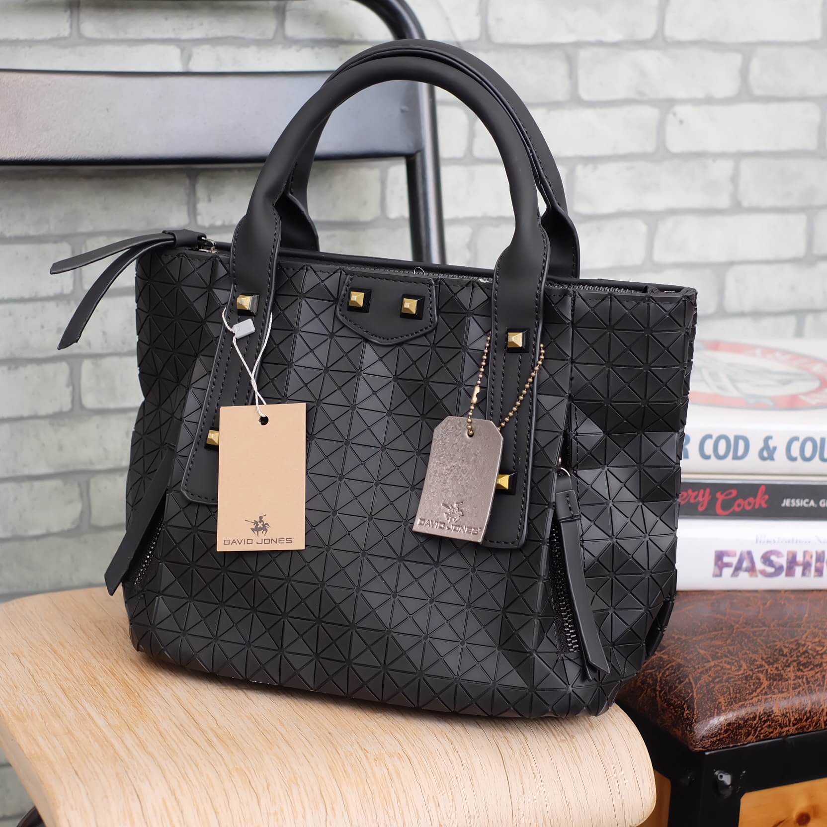 สินค้ามาใหม่ค่า สี ดำด้าน ลายใหม่ 😊 ทรงสุดฮิตจากแบรนด์ David Jones กระเป๋า ทรง Tote ตัวกระเป๋าเย็บติด ด้วยแผ่นอคิลิค สีดำสุดหรู ดีไซน์เกร๋ #จุดเด่นที่ น้ำหนักเบา สามารถ ถือ หรือ สะพายไหล่ได้คะ ใบใหญุจุของคุ้ม แต่น้ำหนักเบาคะ มีใบเดียวจบ #ควรมีติดต