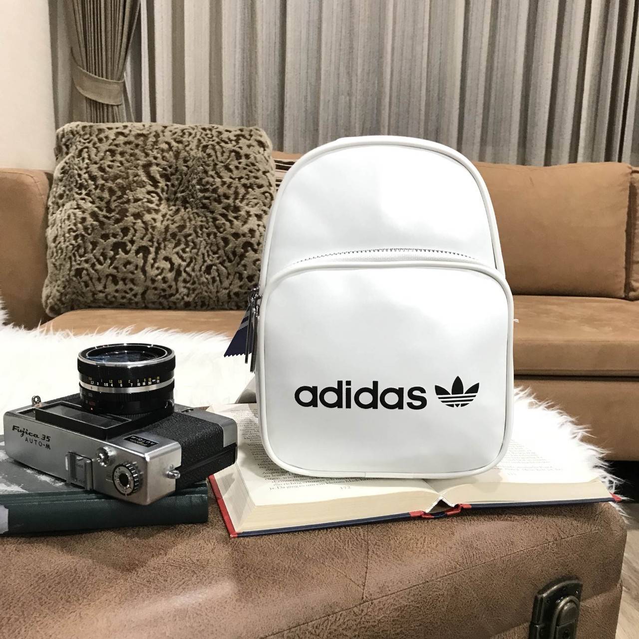 ADIDAS 2WAY MINI BACKPACK กระเป๋าเป้หรือสะพายหนังเรียบสไตล์ Sport ขนาดมินิ น้ำหนักเบา ด้านหน้ามีโล้โก้และช่องซิป เปิดปิดด้วยซิปสะดวกใช้ หัวซิปแบรนด์ ภายในมีช่องใส่ของ หูจับถนัดมือ สายสะพายปรับได้ freesize สามารถสะพายเป็นเป้ หรือกระเป๋าสะพาย Crossbody ได้2