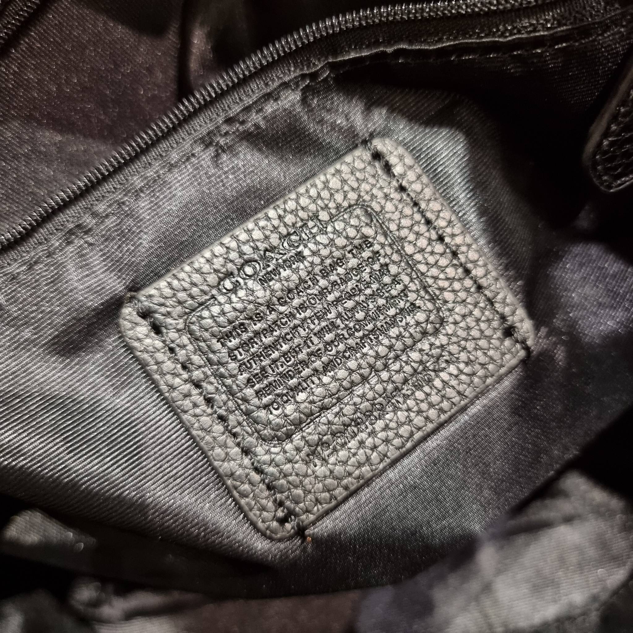 COACH F36675 SMALL KELSEY SATCHEL กระเป๋าถือ/สะพายข้าง ทรงพัดรุ่นคลาสสิค ขายดีทุกรอบ ด้วยรูปทรงที่สวย ใช้งานง่าน มีหูจับในตัว และสายครอสมาให้ วัสดุหนัง pepble สัมผัสดี (หนังจะมีรอยกดทับบ้าง ใช้งานเรื่อยๆหนังจะฟูขึ้นปกติ) เปิด-ปิดด้วยซิป รูดใช้งานง่าย ภายใ