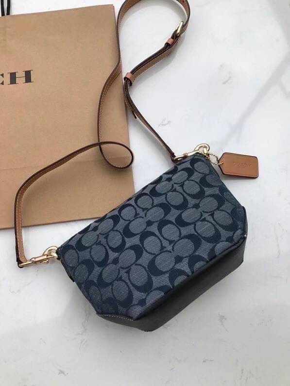 คอลเลคชั่นใหม่ ทั้งสวยทั้งคุณภาพค่ะ COACH KARLEE CROSSBODY BAG พร้อมส่ง ได้ไปไม่ผิดหวังแน่นอนค่ะ! สวยๆแบบคนดังระดับโลกกันค่าา กระเป๋าสะพายแบบครอสบอดี้ร์ หนังแท้นิ่มสวยงามมากๆค่ะ รูปทรงน่ารักกระทัดรัด เปิดปิดกระเป๋าแบบหมุนล็อค ภายในสามารถ