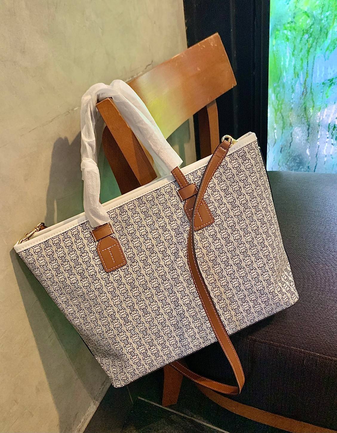 TORY BURCH GEMINI CANVAS SMALL PATCHES TOTE 🔺จุดเด่นของหนังคุณภาพต้องนิ่มสัมผัสได้ ไม่แข็งทื่อๆนะคะ! พร้อมส่งที่ไทย ใช้วันไหนๆก็สวยสุดๆไปเลยค่าา! กระเป๋าทรงTote ไม่เล็กอย่างที่คิดนะคะ😁 หนังแท้ชั้นดี ลายหนังสวยนิ่มมือดีมากค่ะ ตัวกระเป๋าลายโ