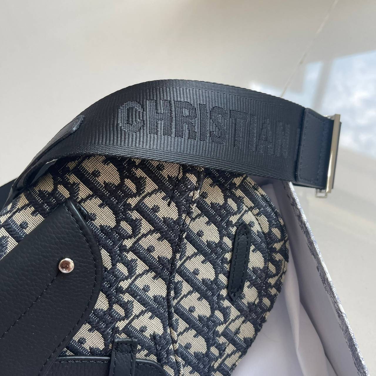 หนังแท้ CHRISTIAN DIOR SADDLE POUCH Beige and Black Dior Oblique Jacquard พร้อมส่งที่ไทย จุของได้เยอะมาก ภายในโล่งกว้าง วัสดุหนังแท้และผ้าแจ็คการ์ดอย่างดีทั้งใบ เกรดเทพออริจินอลหนังแท้ทั้งใบ ภาพสินค้าถ่ายจากงานขายจริง ใช้งานต่างประเทศได้