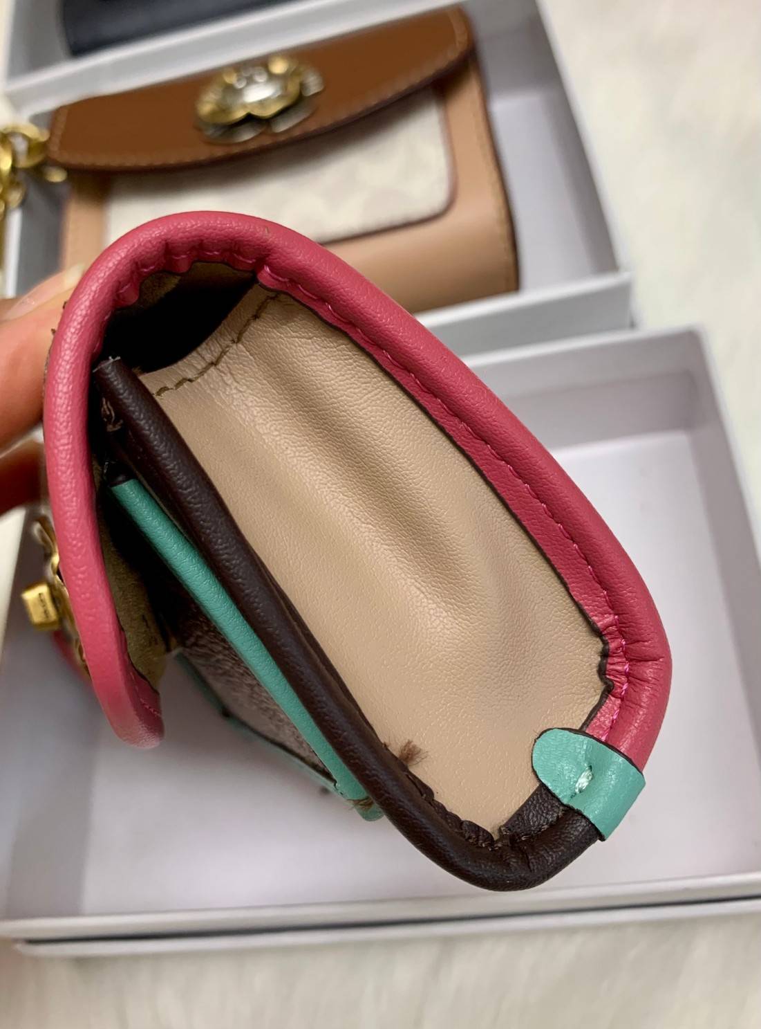 พวงกุญแจสวยๆ ไว้คล้องกระเป๋าใบสวยยกันค๊าา😘 COACH PARKER CHARM COLORBLOCK SIGNATURE ✔️พวงกุญแจจากแบรนด์ Coach สินค้าจำนวนจำกัดนะคะ❗️ ✔️สามารถใช้เป็นพวงกุญแจ//หรือใส่เหรียญด้านในกระเป๋าได้ค่ะ//เปิดปิดแบบกระดุมนะคะ