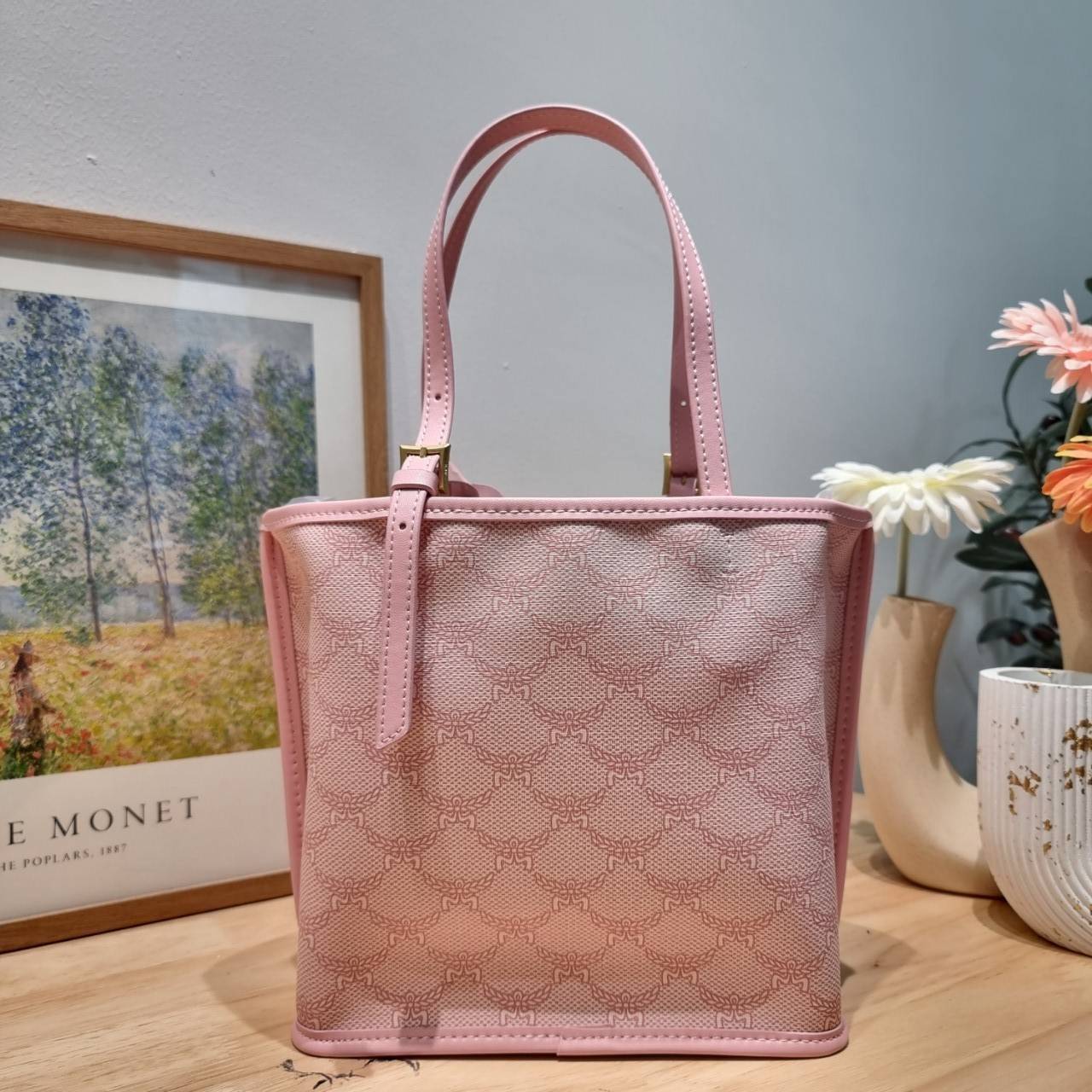 M.C.M MINI HIMMEL SHOPPER IN LAURETOS คอลเลคชั่นใหม่ พร้อมสีใหม่ ดีไซน์ละมุน น่าใช้มากๆ กระเป๋าทรงช้อปปิ้ง เรียบหรู