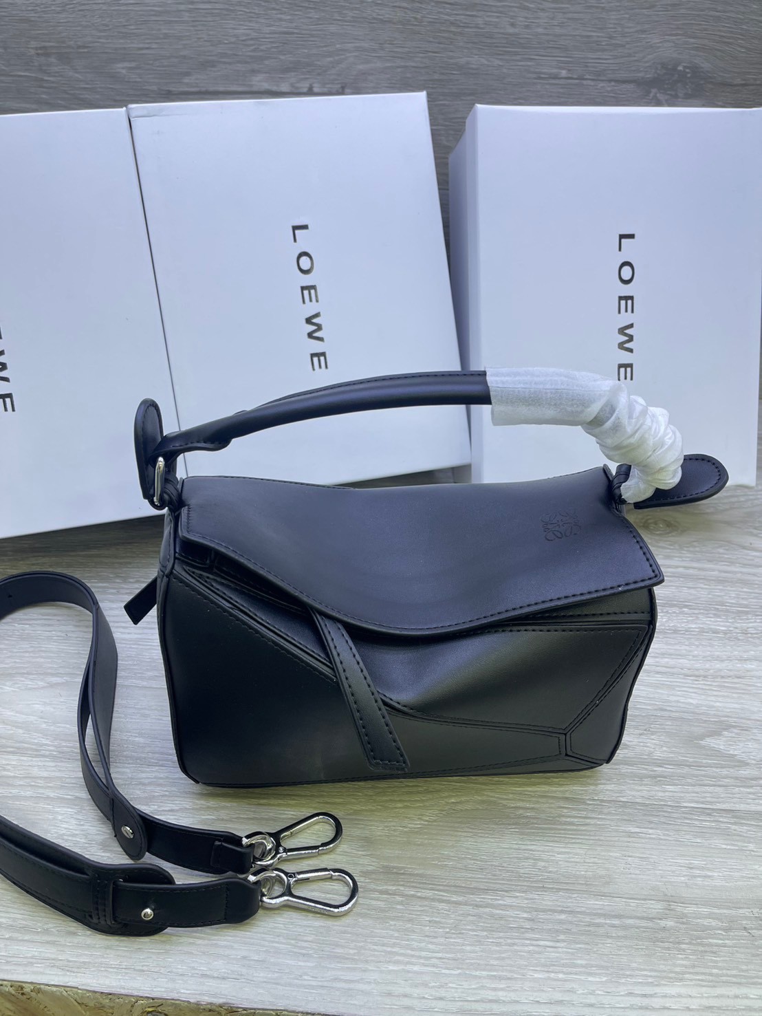 Loewe Puzzle bag กระเป๋าสะพายข้างทรงกล่อง มีให้เลือก 2 ไซส์ สุดยอดแบรนด์ที่ดีไซน์เป็นเอกลักษณ์ โดดเด่น สวยหรู สไตล์พัซเซิลคลาสสิค