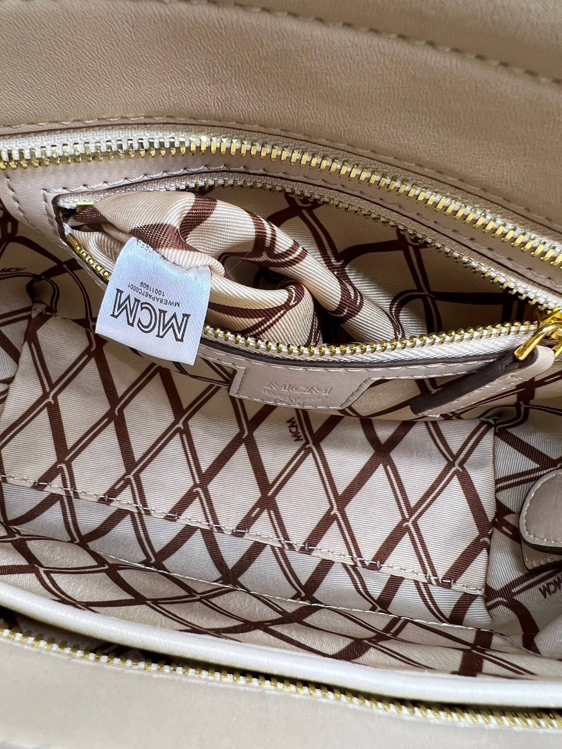 M.C.M Toni Top-Zip Shopper in Visetos กระเป๋าทรงโท้ท พร้อมพวงกุญแจน้องหมาห้อย พิมพ์ลายสวยงาม เกรดท็อปออริ 1:1 สลับแท้ ใช้งานต่างประเทศได้