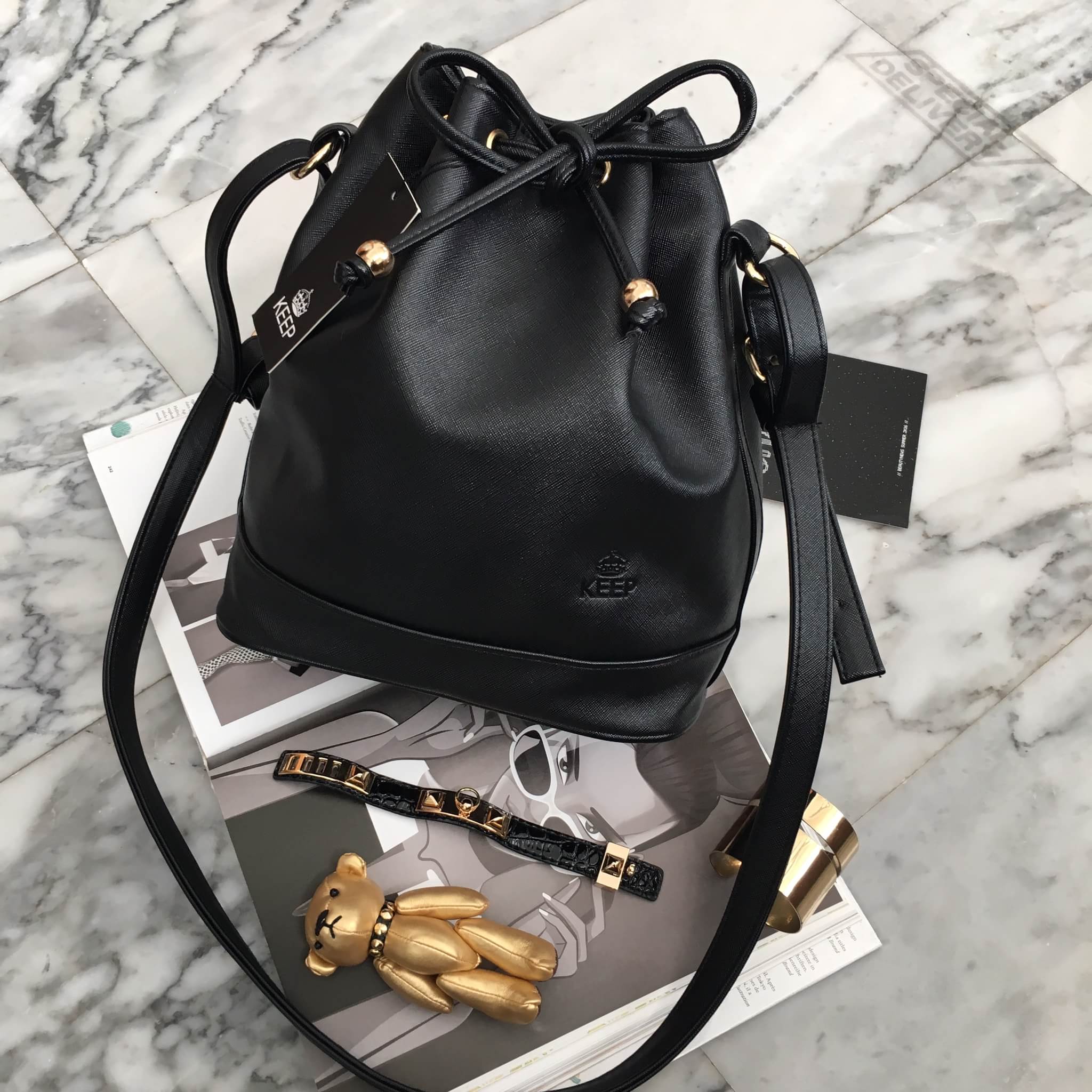 กระเป๋า KEEP Bucket มาคะ รุ่นนี้หนัง saffiano อย่างดี ด้านหน้า pump logo brand สวยมากคะ ตัดกับอะไหล่ทอง ทรงสวย น้ำหนักเบา จุของได้เยอะมากคะ ใครที่ชอบทรงนี้ห้ามพลาดเลยคะ แนะนำ