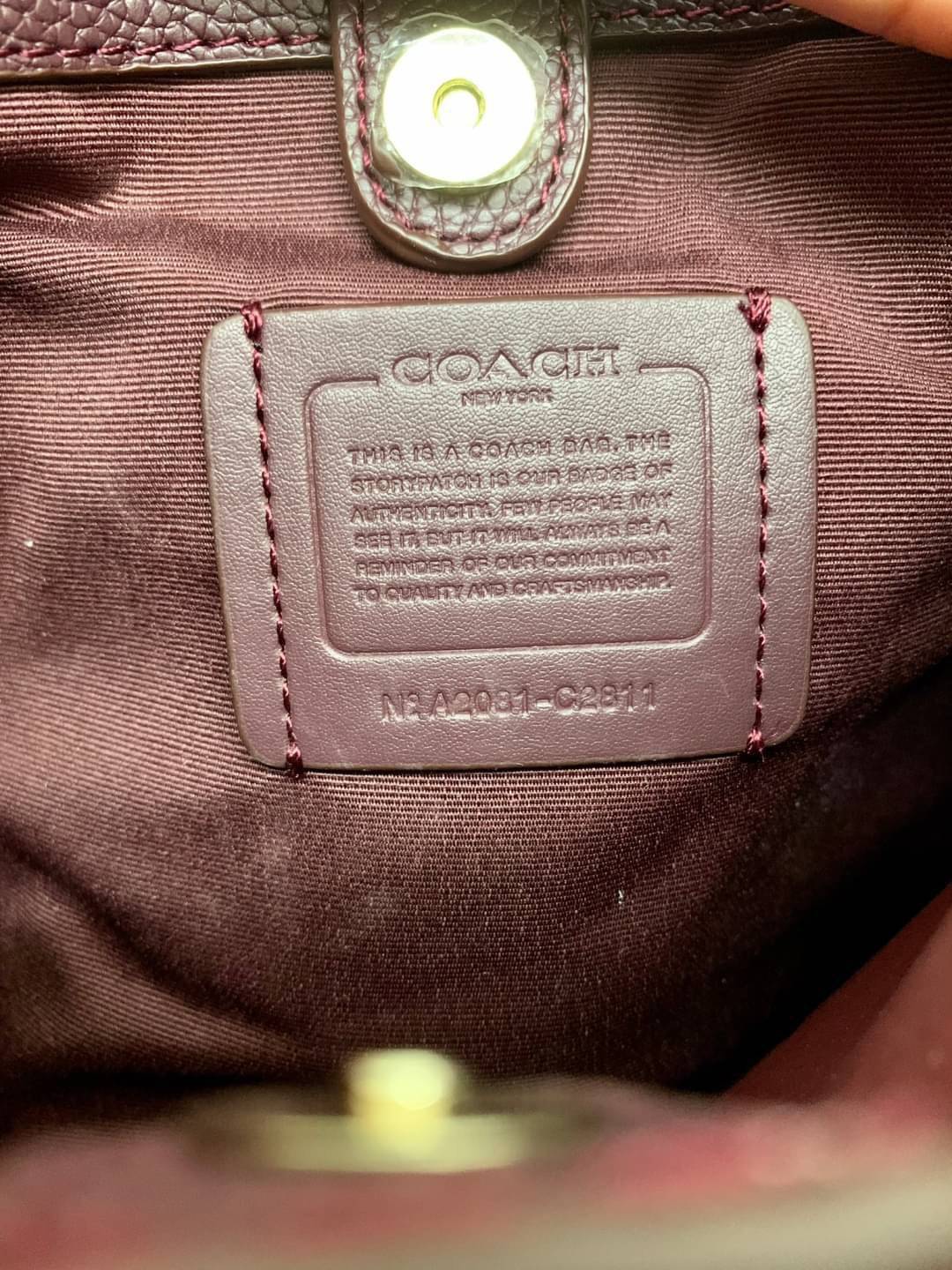 COACH SMALL TOWN BUCKET BAG WITH HEART FLORAL PRINT ((C2811)) 💐พร้อมส่งสินค้าห้ามพลาดค่ะ! กระเป๋าหิ้ว//คล้องไหล่//สะพายครอสบอดี้ร์ได้ ใบเดียวเอาอยู่จร้า😘 หนังแท้โดดเด่นด้วยดอกหัวใจนูนสลับวิ้งๆ ได้สวยงามน่ารักมากๆค่ะ