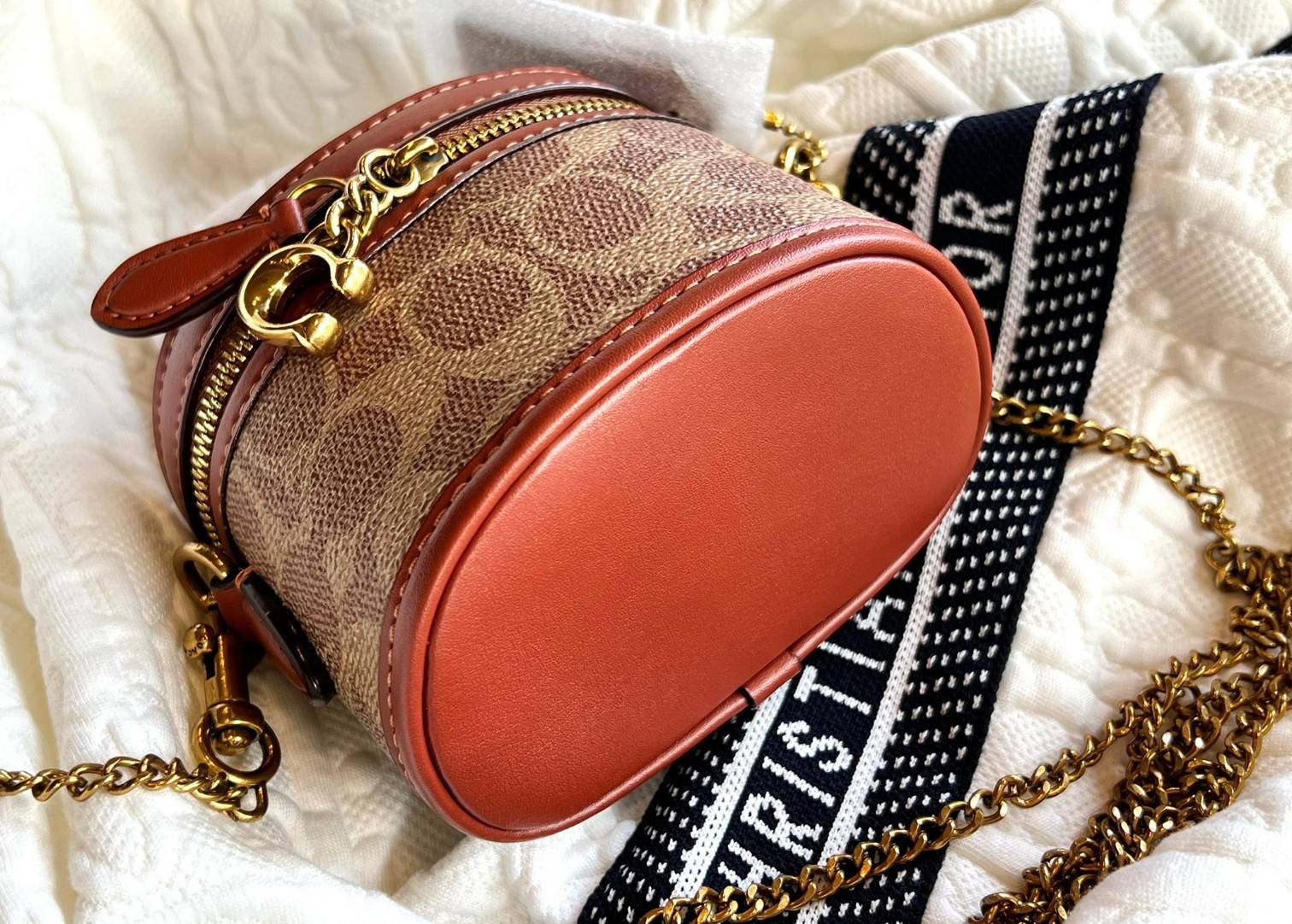 COACH TRAIL CROSSBODY 12 IN SIGNATURE CANVAS CE768 // CE769 มอบเป็นของขวัญปีนี้ รุ่นนี้ต้องเข้าแล้วล่ะคะ พร้อมส่งที่ไทยจำนวนจำกัด! ได้ล๊อตเปิดตัวราคาดีสุดมาค่ะ🎁มอบทันใช้ในช่วงเทศกาลปีใหม่นี้กันค่าา สวยไร้ที่ติ ✔️กระเป๋าใส่ของจำเป็นจุกจิก หน