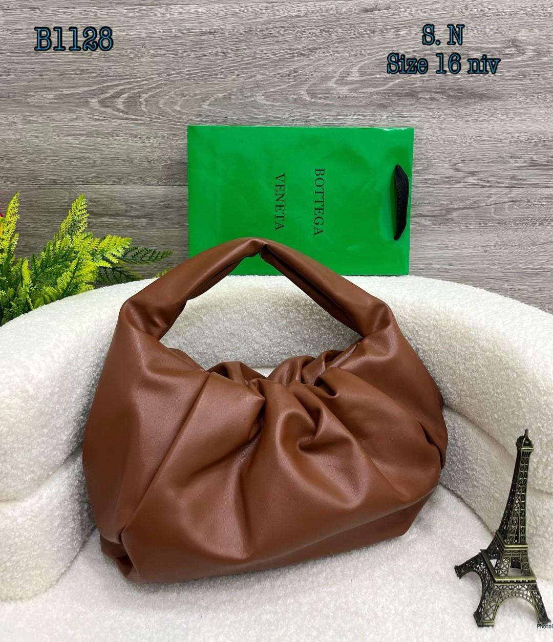 Bottega Veneta The Shoulder Pouch Bag กระเป๋าสะพายรุ่นยอดฮิต หนังเรียบสวยผิวสัมผัสนุ่มมาก ดีไซน์เฉพาะตัว ใบจริงสวยคมทุกสี