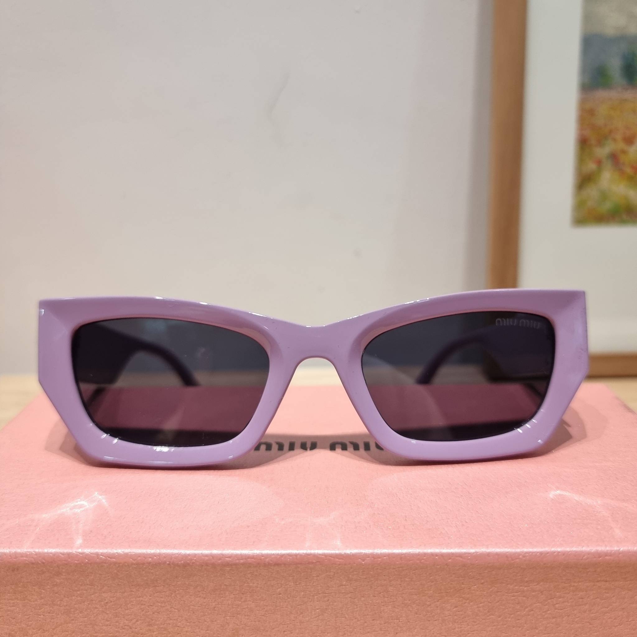 MIU MIU Sunglasses UV protection มาพร้อมอุปกรณ์ครบเซ็ท สวยปัง สวยตะโกน มีพกติดตัวไว้ไม่ตกเทรนด์ ใส่เสริมโหงวเฮ้ง ดูผู้ดี ใช้ได้ทุกโอกาส ทุกสถานการณ์ ใส่ที่บ้านถนอมสายตา ใส่ออกข้างนอกกันแดด กันลม กันฝุ่นก็มั่น ก็เลิศทั้งหมด