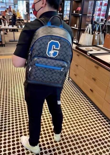 เป้รุ่นใหญ่ คู่ใจไปไหนไปกันค่าาา 🔺ใช้ได้ทั้งชาย//หญิง นะคะรุ่นนี้ Coach C5511 X Peanuts West Backpack In Signature Canvas With Varsity Patches 📌พร้อมส่ง! กระเป๋าสะพายหลังแบบมีหูหิ้ว หนังแท้อย่างดี หนังนิ่มมือดีมากค่ะ! 🌈จุดเด่นตรงด้