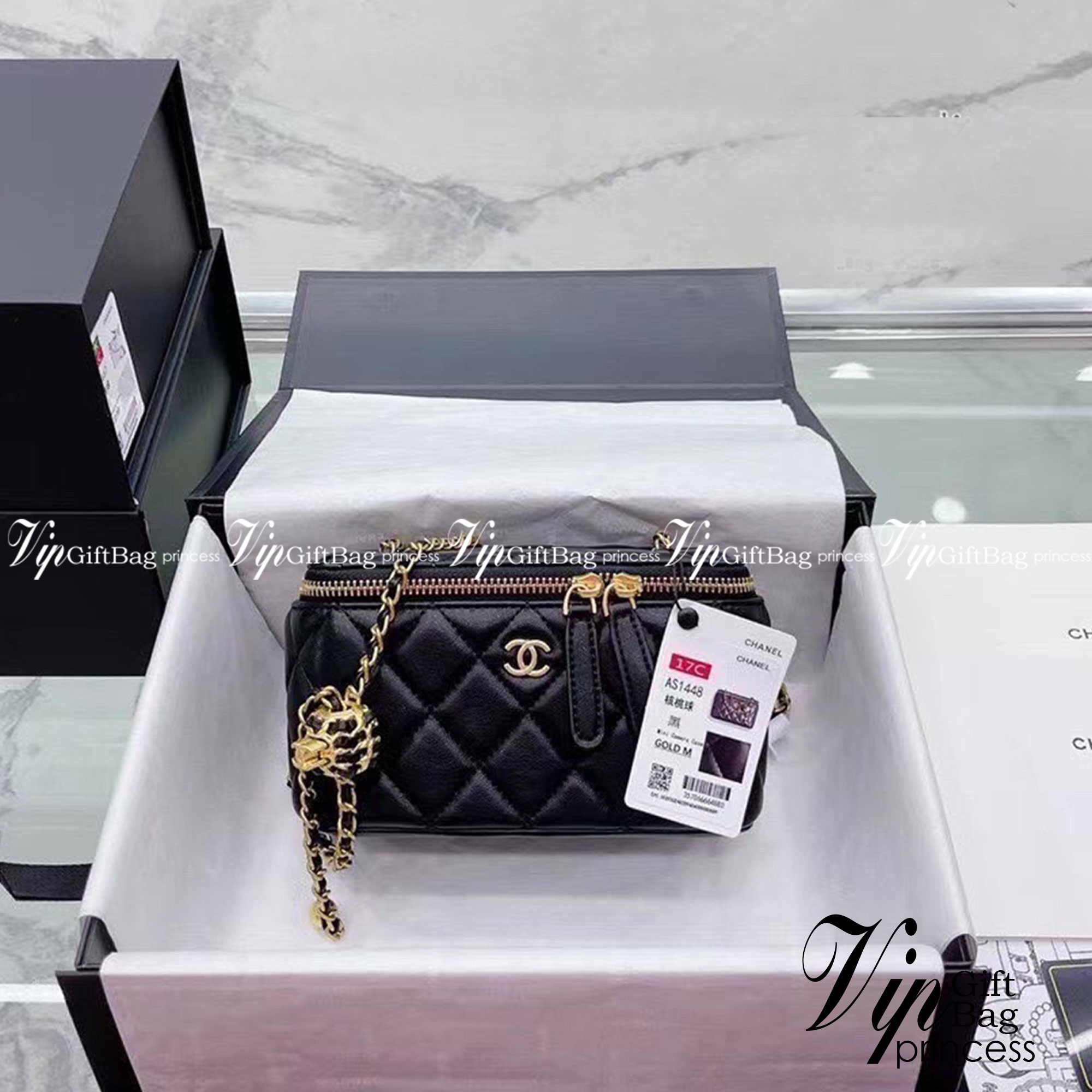 CHANEL Pearl Crush Vanity Case With Classic Chain / Chanel Vanity crossbody bag ฮอตสุด น่ารักสุด กระเป๋าทรงกล่องใบเล็กน่ารัก มี 2 ขนาด งานหนังสวย ตอบโจทย์และครองใจสาวๆ ได้อย่างแท้จริง ดีไซน์เรียบหรู มาพร้อมโลโก้อะไหล่ทองเพิ่มความโดดเด่น เป็นอีกรุ่นที่สาวๆ