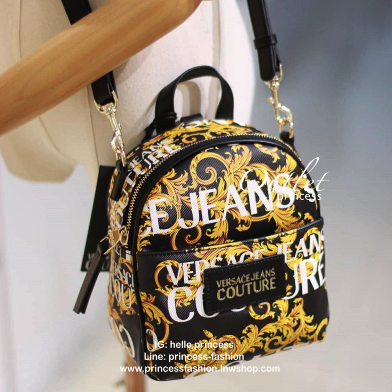 VERSACE JEANS MINI BACKPACK กระเป๋าสะพายเป้จากแบรนด์ดัง วัสดุ Saffiano PVC คุณภาพดี นิ่ม ด้านหน้าประดับด้วยโลโก้แบรนด์สวยโดดเด่น เปิดปิดกระเป๋าด้วยซิปสะดวกใช้ ด้านในโล่งกว้างมีช่องซิปและช่องเล็กสำหรับใส่ของ ด้านหน้ามีช่องซิปอีกหนึ่งช่องใช้งาน รุ่นนี้สามาร