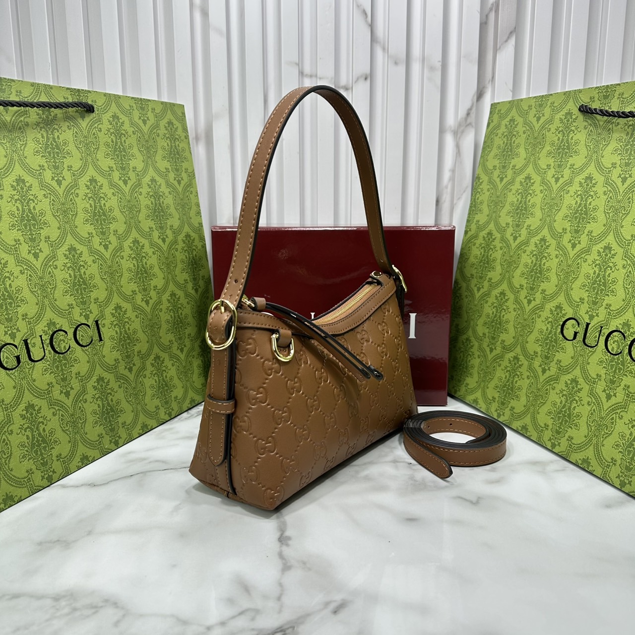 ORI หนังแท้ | Gucci GG Emblem small shoulder bag กระเป๋าสะพายทรงพอช ถือ/คล้องไหล่เก๋ๆหรือสะพายข้างได้ ทรงสวยคลาสสิค มีอะไหล่ห่วงสำหรับห้อยพวงกุญแจได้ เป็นไอเท็มต้องมีและยกเป็น everyday bag ได้เลย