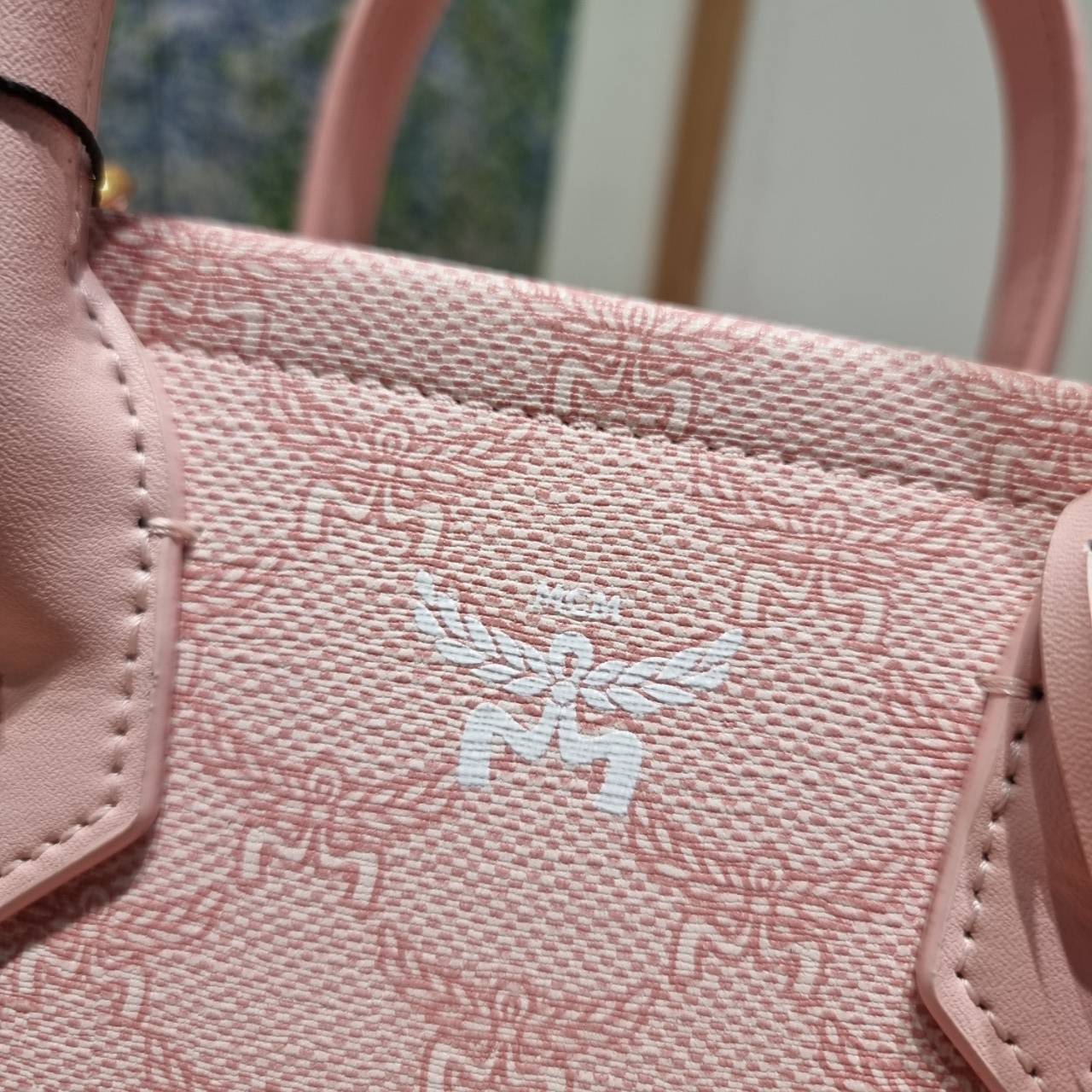 M.C.M HIMMEL SMALL TOTE IN LAURETOS คอลเลคชั่นใหม่ สีเข้าใหม่ ดีไซน์ละมุน น่ารักน่าใช้มากๆ ต้อนรับลวดลาย lauretos ไอคอนิกโมโนแกรมใหม่ ที่สวยแตกต่าง กระเป๋าทรงโท้ท โทนสีเรียบหรู