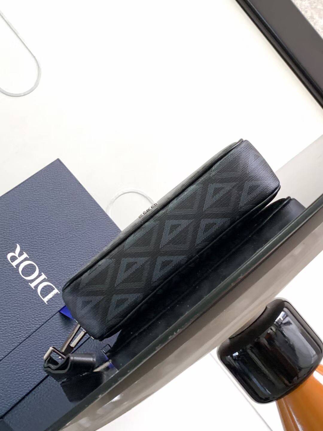 DIOR TOILETRY BAG Oblique Jacquard / Dior Toiletry Handbag พร้อมส่ง กระเป๋าถือมีสายคล้องมือ สวยหรูหราเป็นเอกลักษณ์แบรนด์ **สินค้าเกรดท็อปออริจินอล 1:1 สลับแท้ เกรดดีสุด ใช้งานต่างประเทศได้