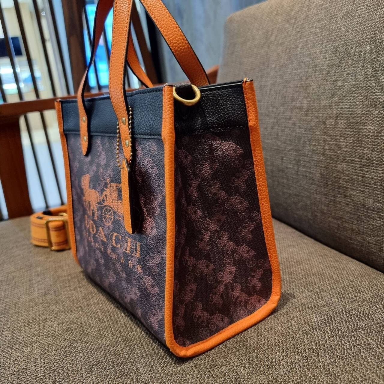 COACH C8456 FIELD TOTE 22 WITH HORSE AND CARRIAGE PRINT AND CARRIAGE BADGE คอลเลคชั่นสุดคลาสสิค ต้อนรับซัมเมอร์ ทั้งสดใสและร้อนแรง สวยหรูดูแพงในไอเท็มเดียว กระเป๋าทรงโท้ท ไซส์กำลังสวย น่ารักน่าใช้ ฟังก์ชั่นการใช้งานสะดวกที่สุด มีทั้งสายคล้องแขนในตัว และสา