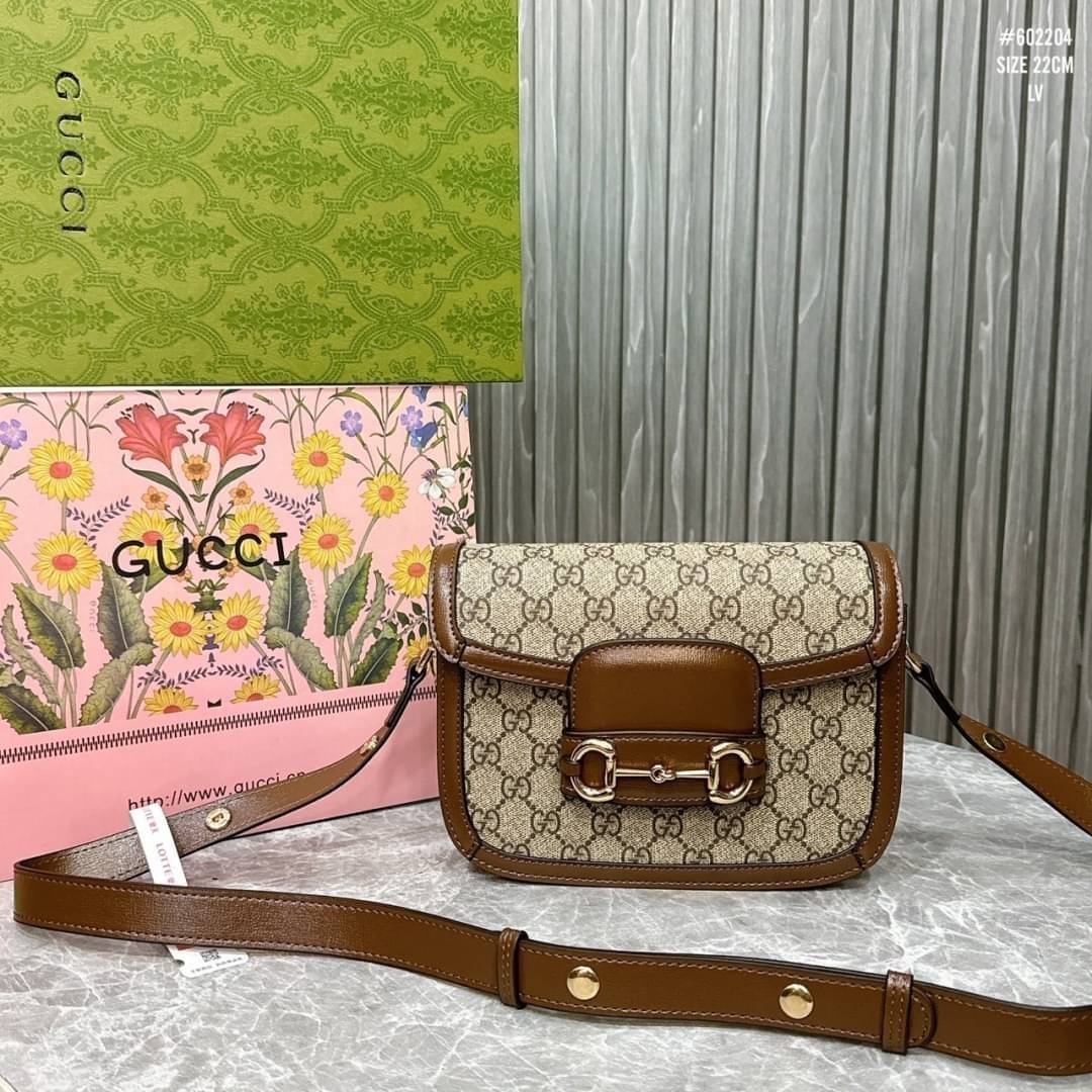 Gucci Horsebit 1955 mini shoulder bag 20cm กระเป๋าสะพายทรงคลาสสิค หรูหรา รุ่นยอดนิยม!! มากี่รอบก็ไม่เคยพอ!! ใช้แล้วดูดีมีเสน่ห์ขึ้นทันที สวยผู้ดี ดารา เซเลปใช้กันเพียบ งานสวยอยู่ทรง