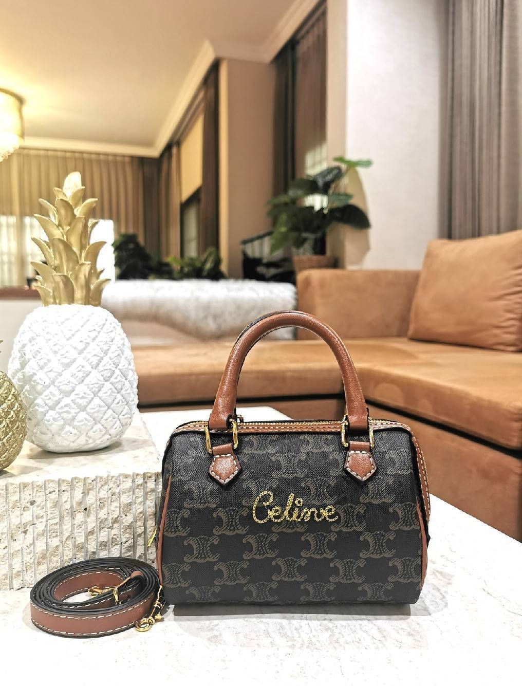 CELINE MINI CROSSBODY BAG VIP GIFT WITH PURCHASE (GWP) พรีเมี่ยมกิ๊ฟ Limited จาก CELINE HAUTE PARFUME DUTYFREE COUNTER วัสดุ Triomphe Canvas หนังสวยอยู่ทรงกันน้ำ ดีไซน์ยอดนิยมทรง Speedy เปิดปิดด้วยซิปแบรนด์อะไหล่ทอง ใส่กระเป๋าสตางค์ มือถือ ของจุกจิกได้เยอ