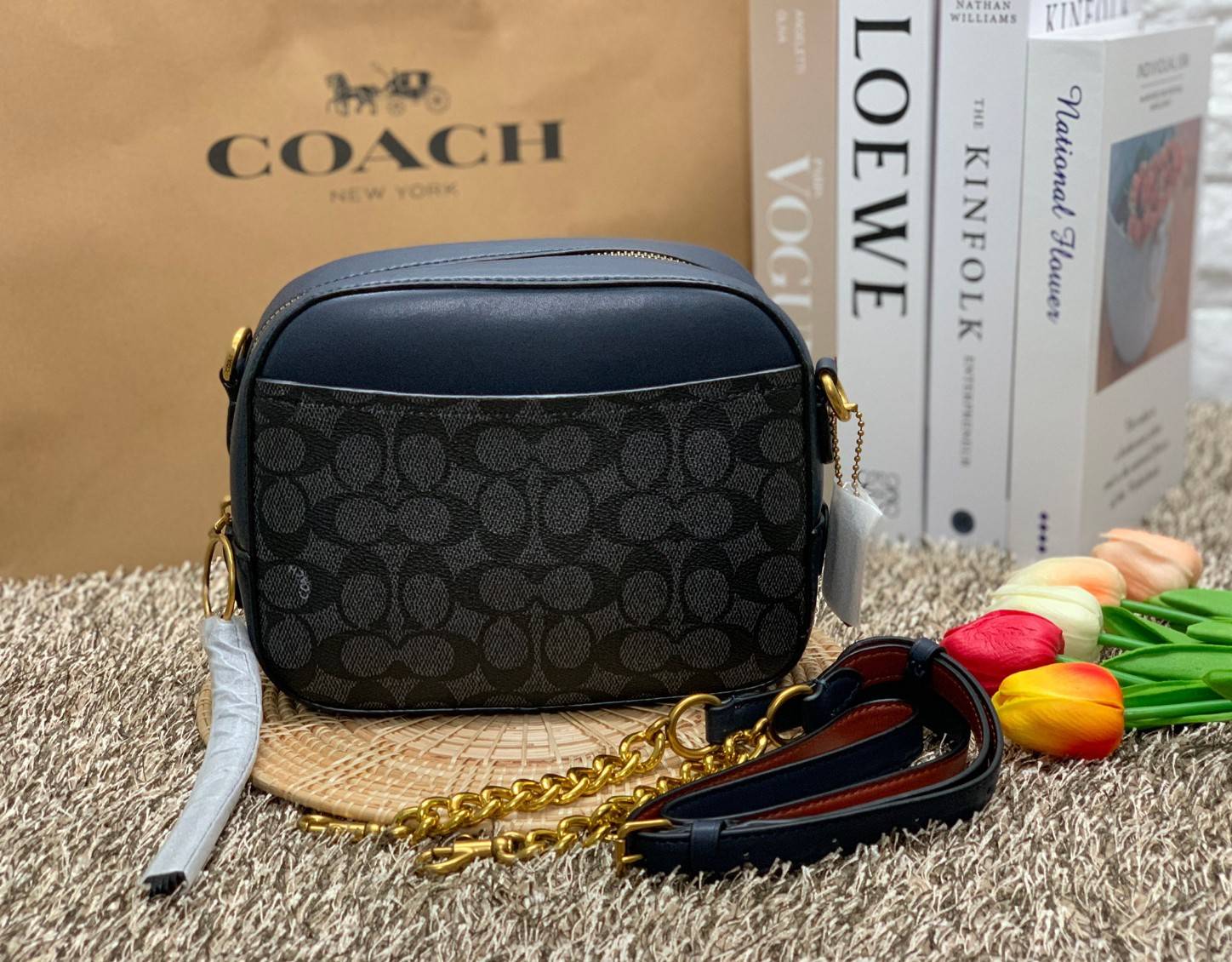 สินค้าขายดี พร้อมสีใหม่ 3สี ในไทยยังไม่มีค่ะ !! COACH SIGNATURE CROSSBODY BOX BAG ((F31208)) กระเป๋าสะพายวัสดุหนังแท้ จาก coach factory outlet หนังนิ่ม ทรงสวย ตัวกระเป๋าลายแบรนด์ ตัดขอบหนังเรียบได้สวยงามค่ะ ด้านหน้า-หลัง มีช่องสำหรับใส่ของ เปิดปิดกระเป๋าแ
