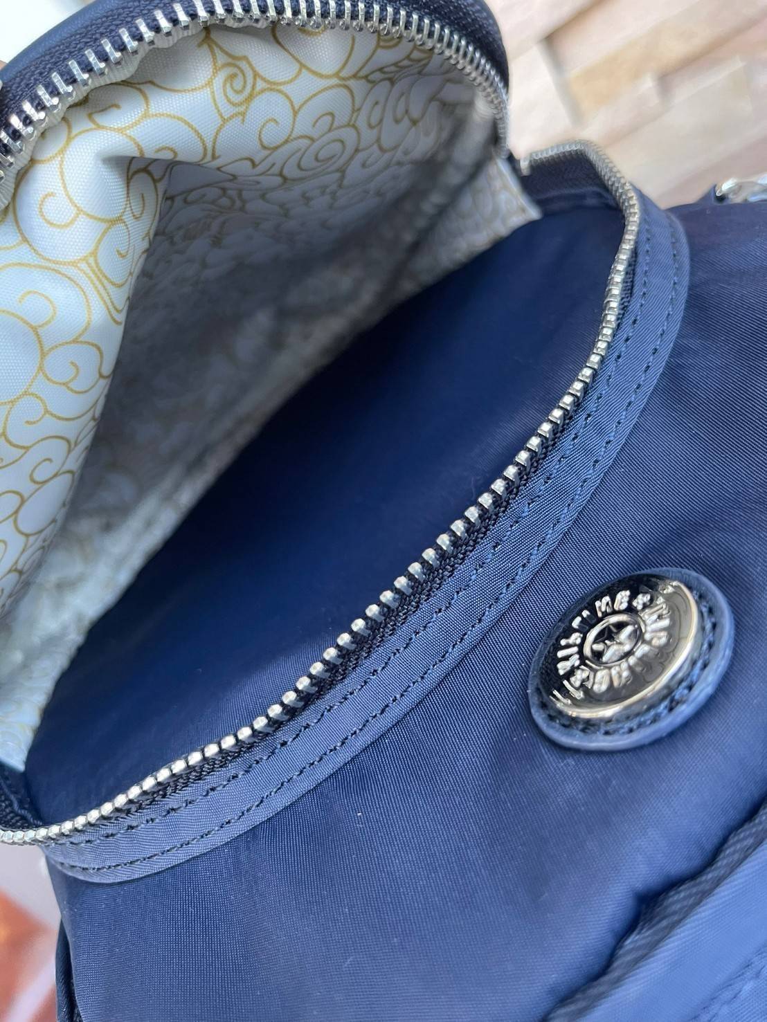 KIPLING X YONGLE PALACE COLLECTION รุ่น DELIA MINI DAILY BACKPACKS กระเป๋าเป้สะพายหลัง ที่มีความโดดเด่น มีความสวยงามจากลายปักด้านหน้าด้วยนักออกแบบชื่อดัง คอลเลคชั่นนี้ได้รับแรงบันดาลใจจากพระราชวังYongle Palace ส่วนขนาดและความเหมาะสมในการใช้งานบอกได้เลยเว่