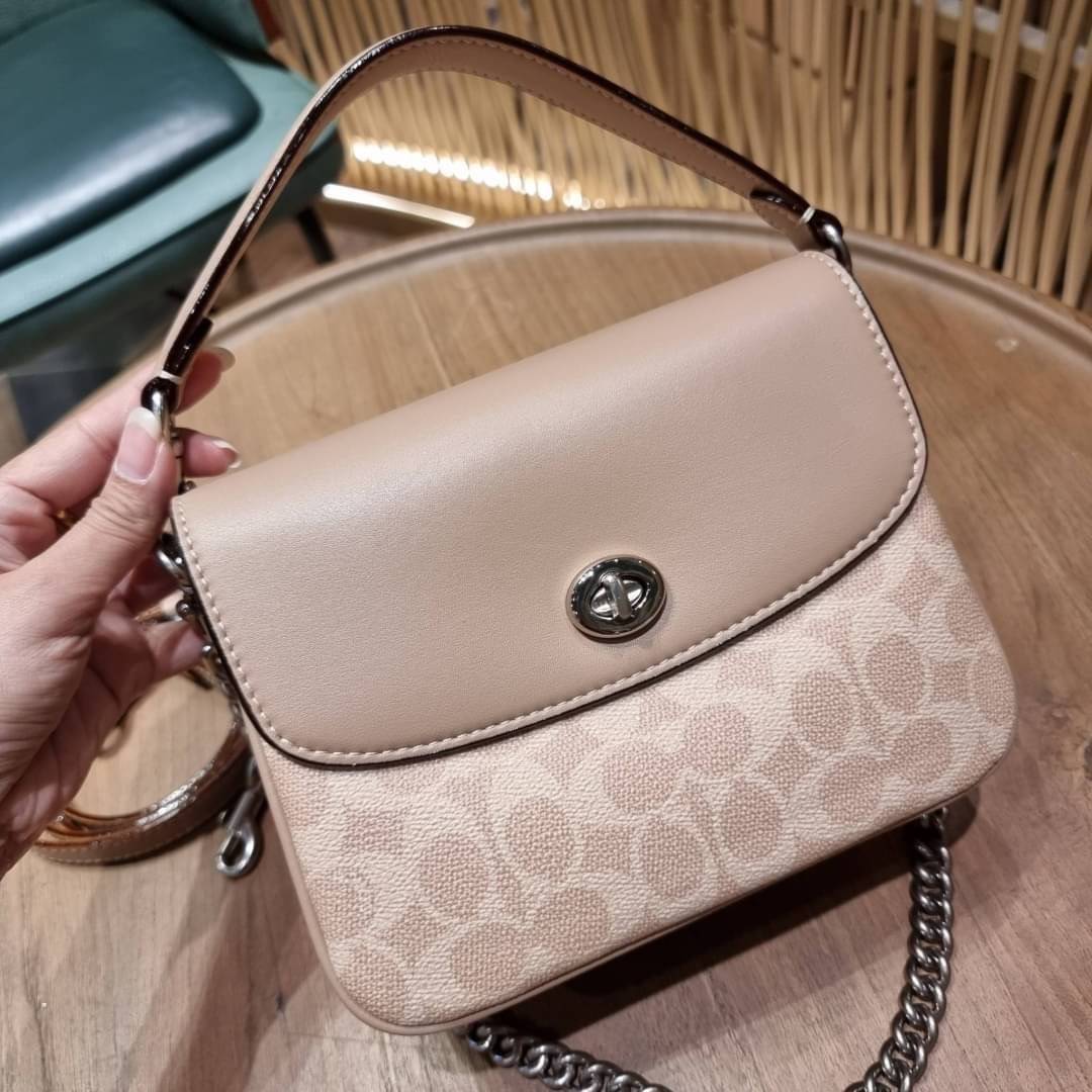 COACH 89089 CASSIE CROSSBODY 19 IN SIGNATURE CANVAS คัมแบ็คแล้วจ้า!! เรียบหรู ดูดี ต้องไอเท็มนี้เลย!! กระเป๋าสะพายข้าง สุดพิเศษ!! มีสายมาให้ถึง 3 แบบ!! สลับใช้แมทช์ตามสไตล์ได้เลย วัสดุหนังแคนวาสสลับหนังแท้ บอกเลยว่าสวยทุกสีนะคอลนี้ เปิด-ปิดด้วยตัวบิดล็อค 