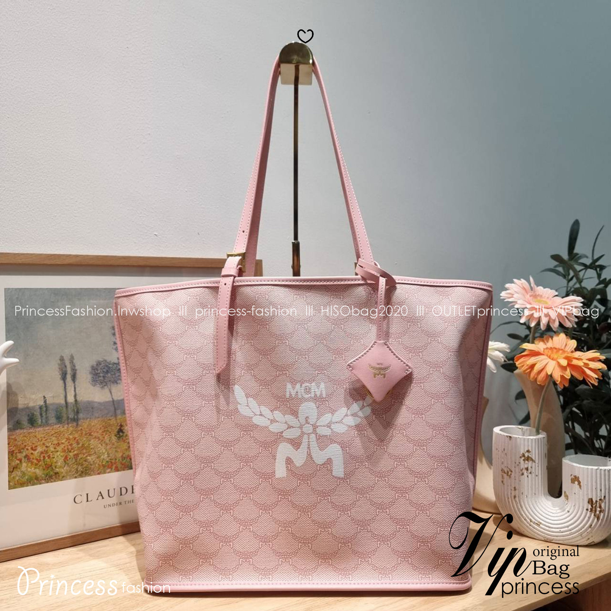 M.C.M MEDIUM HIMMEL SHOPPER IN LAURETOS กระเป๋าทรงโท้ทช้อปปิ้ง เรียบหรู คอลใหม่ พร้อมสีใหม่ ดีไซน์ละมุน น่าใช้มากๆ ก พิเศษสุดกับพวงหนังพร้อมห่วงกุญแจทึ่สามารถห้อยพวงกุญแจน่ารักๆได้