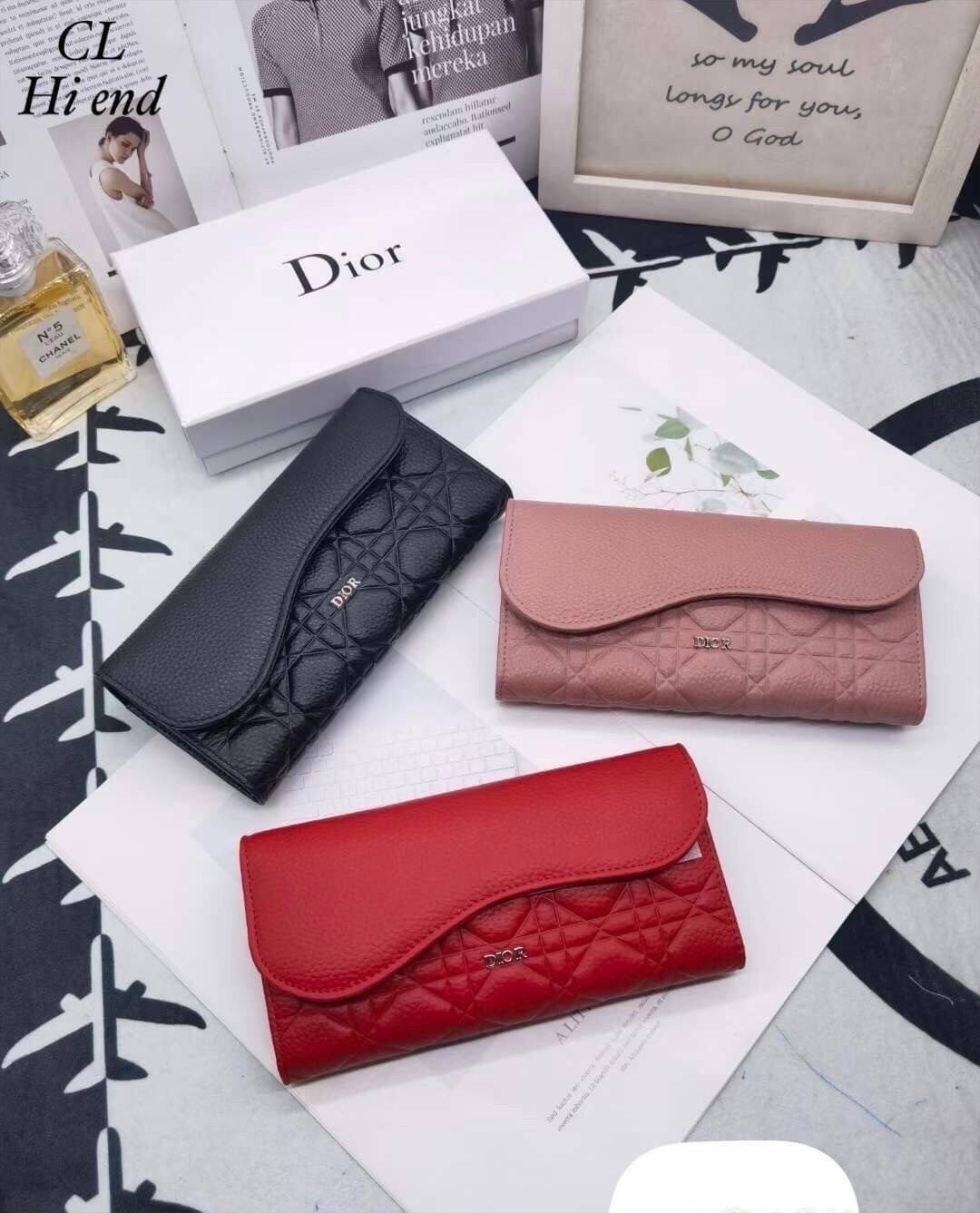 Dior Long Saddle Wallet / Dior Wallet / Dior Long Wallet กระเป๋าสตางค์ใบยาว เปิดหน้าทรงเคิร์ปอานม้า เอกลักษณ์ของความหรู วัสดุหนังแท้ ผสมผสานความสง่างามและคลาสสิกที่เข้ากับยุคสมัย ด้านหน้าโดดเด่นด้วยซิกเนเจอร์แบรนด์ เป็นอีกหนึ่งรุ่นที่ดาราเชเลปใช้กันเยอะมา