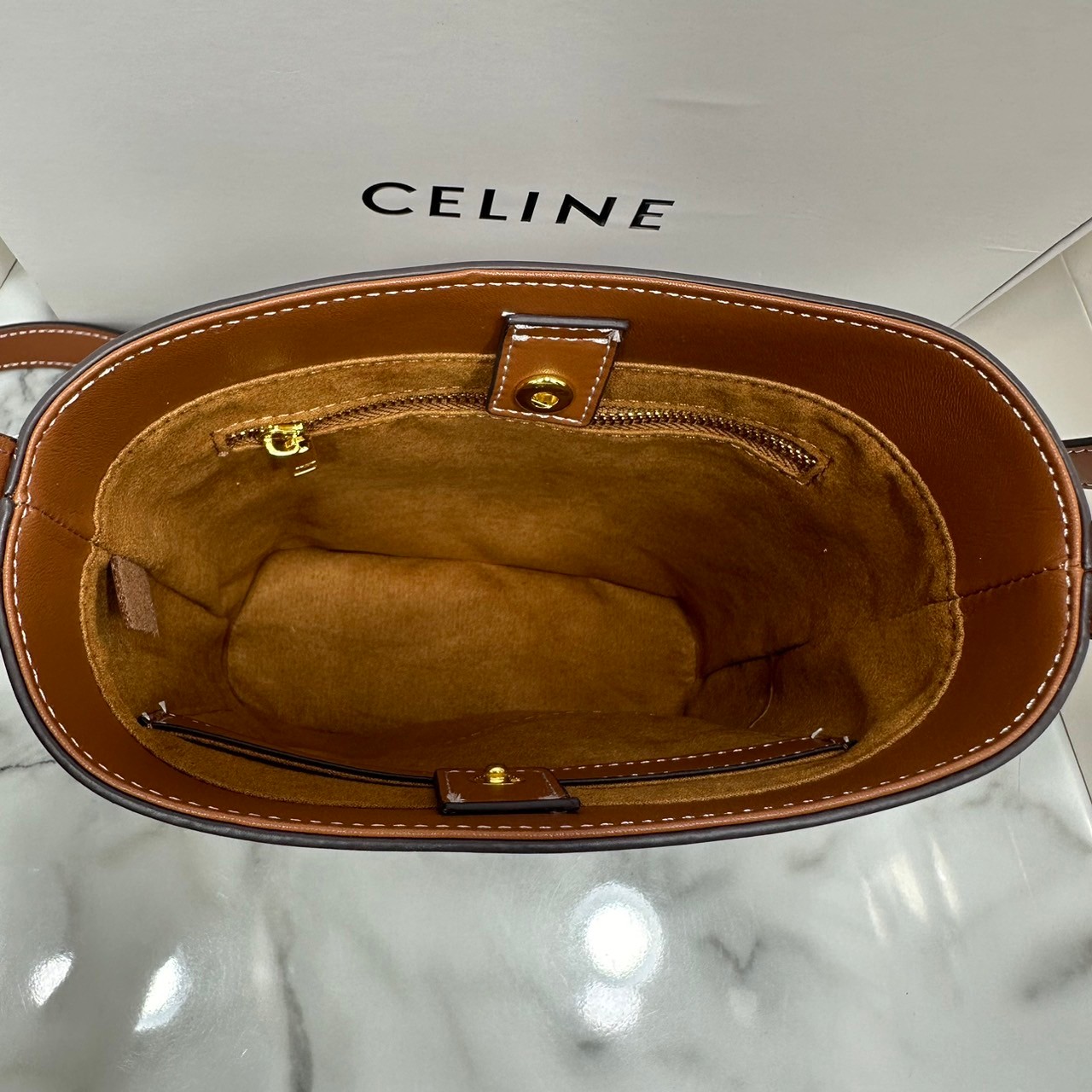 CELINE SMALL BUCKET CUIR TRIOMPHE in Smooth กระเป๋าสะพายทรงบัคเก็ต ใช้งานง่ายที่สุด สายสะพายในตัว รุ่นฮิตข้ามปี งานหนังแท้สวยเรียบหรู ผู้ดีไปอีก