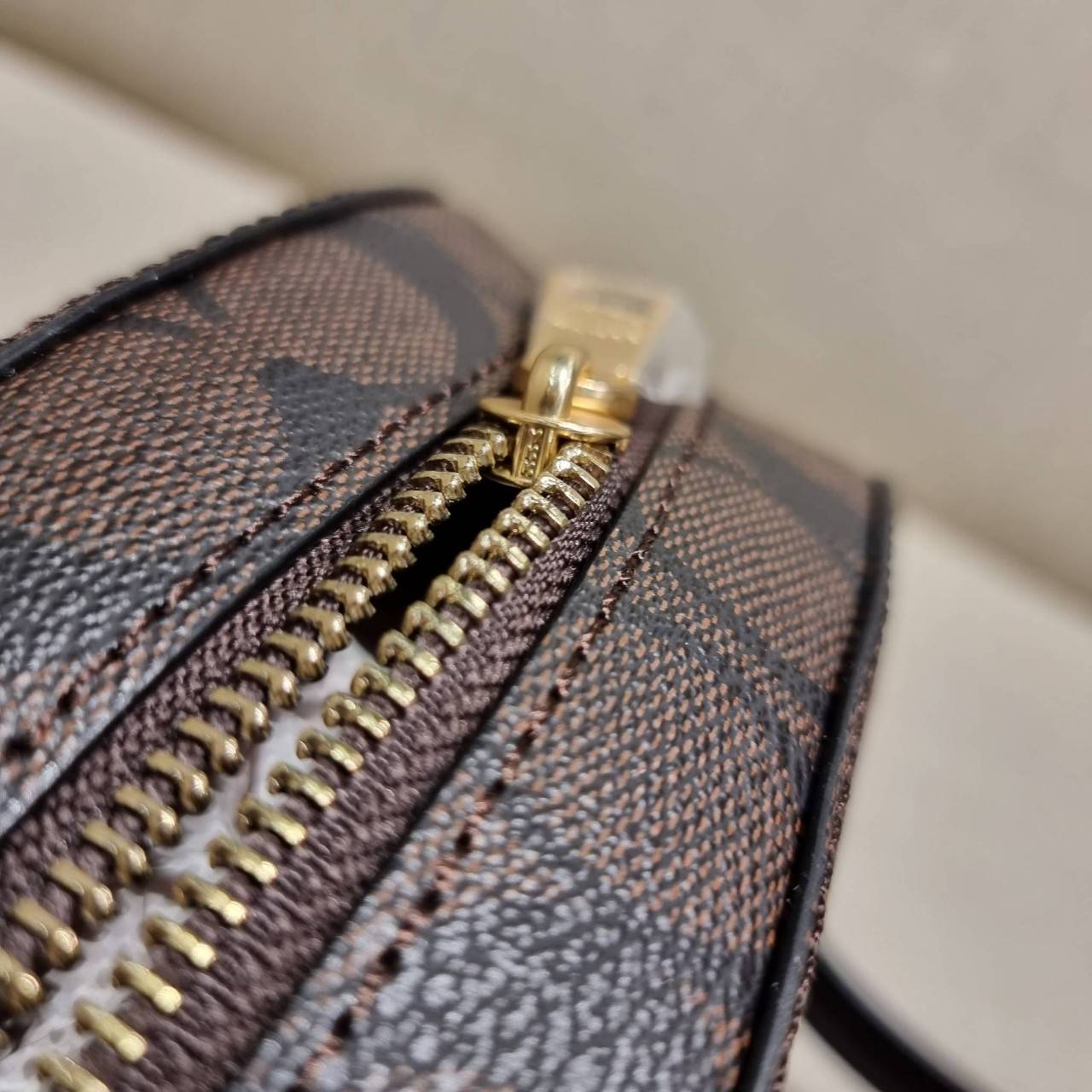 COACH 2628 MINI SERENA CROSSBODY IN SIGNATURE CANVAS ใหม่ที่สุด!! พร้อมส่งทุกสีเด็ด!! ย่อส่วนกระเป๋าสะพายคอลเลคชั่นยอดฮิต มินิเซเรนา ที่รับรองว่าน้องน่ารักม้ากกก!! ขนาดเล็กกุ๊งกิ๊ง แต่ดีเทลยิ่งใหญ่ วัสดุหนังแคนวาสเคลือบลาย เปิด-ปิดด้วยซิป สะดวกใช้ ภายในเป