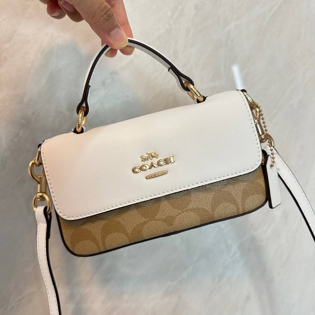 Coach Mini Josie Top Handle Crossbody In Blocked Signature Canvas (cc340) ใหม่ล่าสุด กระเป๋าสะพายหรือถือใบเล็กกระทัดรัด วัสดุหนังตัดขอบหนังแท้ ภายในช่องโล่งกว้างสามารถใส่โทรศัพท์ iPhonePro max ได้ มีช่องใส่บัตรเครดิต 2 ช่อง เปิดปิดด้วนกระดุมแป๊ก ซับในผ้า 