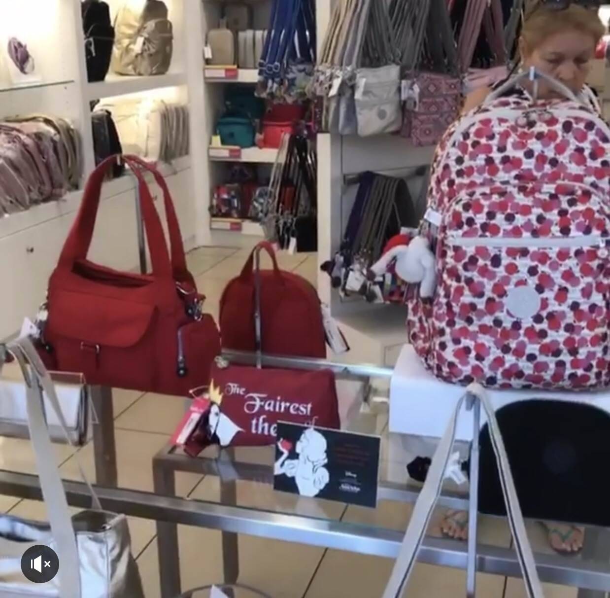 พร้อมส่งความน่ารัก! เซทสุดคุ้ม! ซื้อ1ได้ถึง2ใบ! NEW! KIPLING RAVIER DISNEY’S SNOW WHITE PRINTED BACKPACK WITH PURSE กระเป๋าเป้ Limited คอลเลคชั่น Snow White มาพร้อมกระเป๋าคล้องมือเข้าชุด Rare Items สุดๆ วัสดุ Nylon+Polyester 100% เปิดปิดด้วยฝาปิดกระดุมแม่