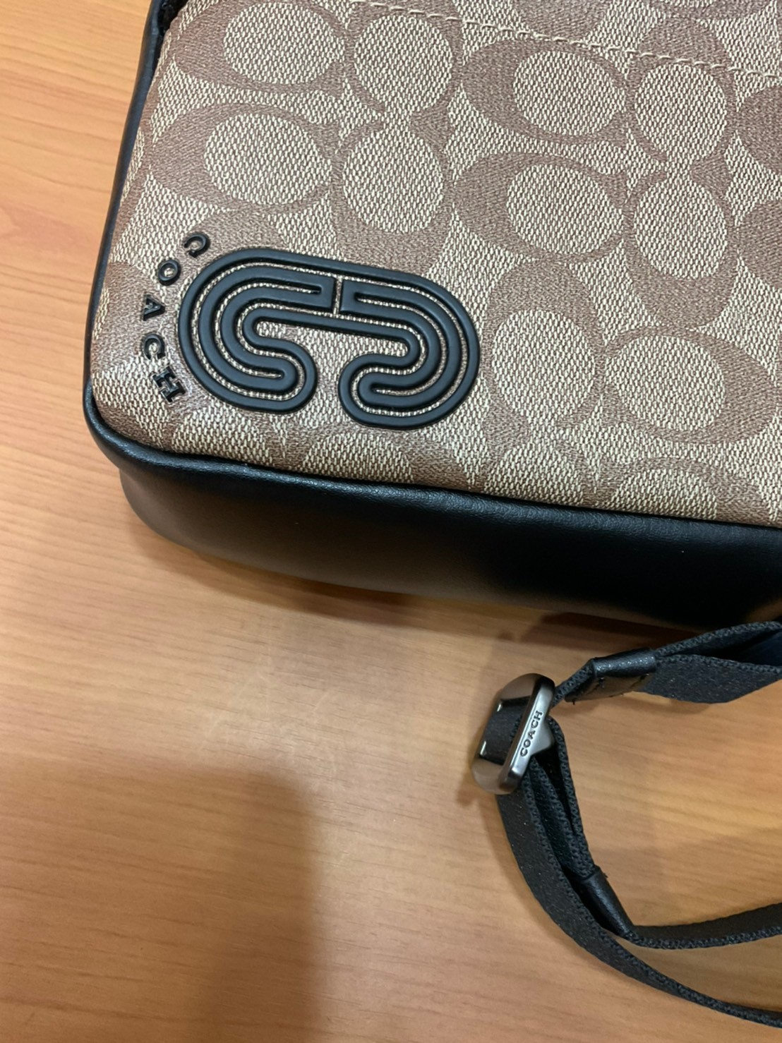 COACH NORTH/SOUTH EDGE CROSSBODY (COACH 5626) IN SIGNATURE CANVAS (COACH 6788) กระเป๋าสะพายผู้ชาย กระเป๋าสะพายรุ่นใหม่ ชนช็อป (!!)รุ่นหายาก สี COBALT MULTI วัสดุทำจาก หนังลูกวัวแท้ เนื้อเรียบ พิมพ์ลาย ขนาดกำลังดี