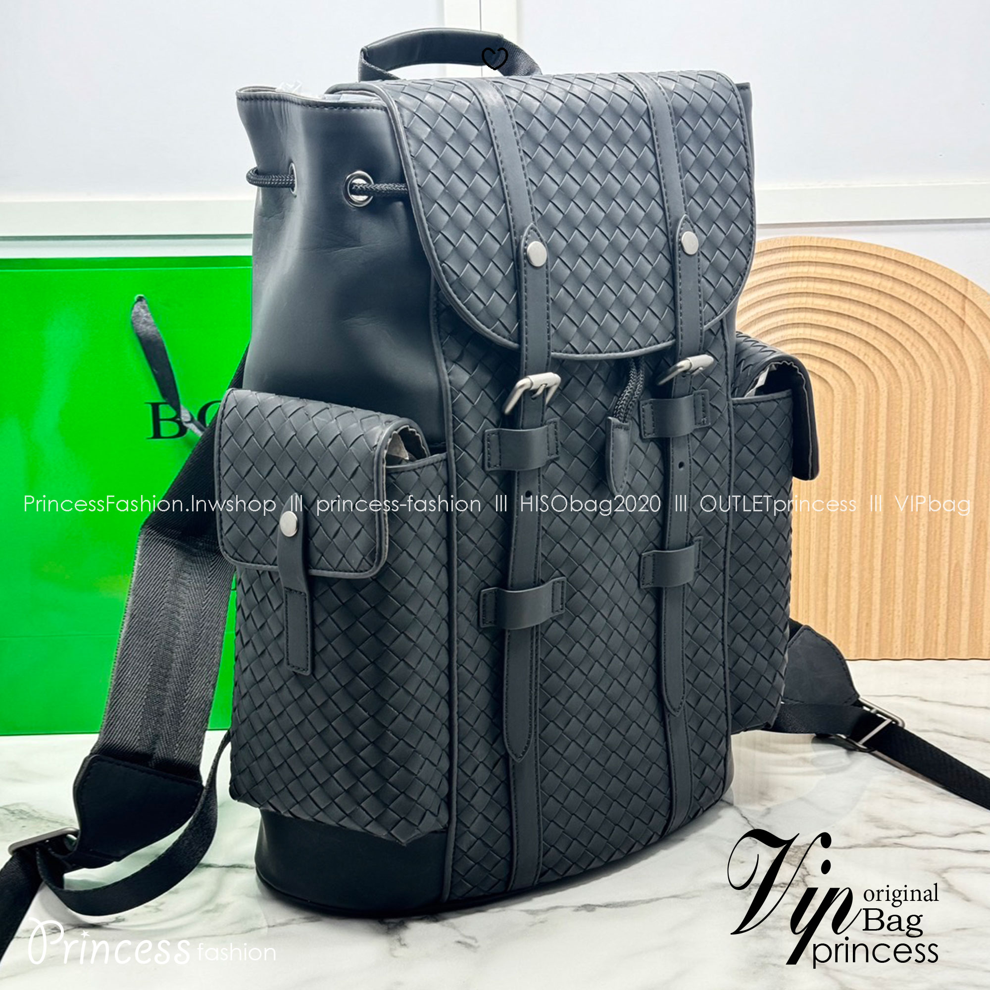 ORI หนังแท้ | Bottega Veneta Shadow Signature Flap Backpack กระเป๋าเป้ กระเป๋าสะพายหลัง โดดเด่นด้วยงานสานตารางสวยคลาสสิคเรียบหรูเป็นเอกลักษณ์ ดีไซน์เรียบง่าย แต่ดูแพง กิมมิคที่ใครๆก็อยากเป็นเจ้าของ