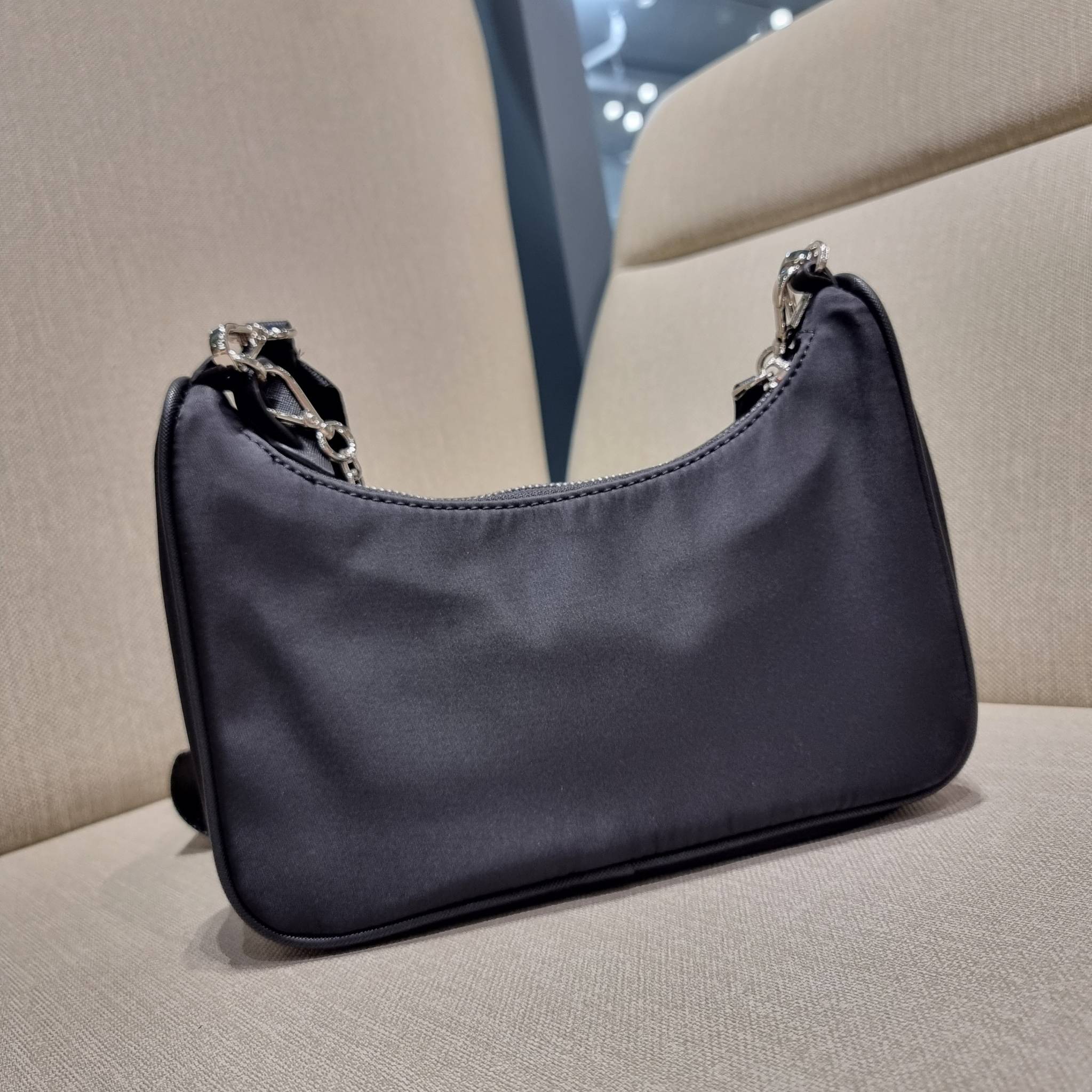 VIP 🥂 PRADA RE-EDITION 2005 RE-NYLON SHOULDER BAG ไอเท็มสุดปัง ที่ฮิตตลอดกาลไม่ว่าจะปีไหนๆ จัดให้ครบทั้งสีขายดีและสีใหม่ล่าสุด ที่สายคุณหนูห้ามพลาด!! กับกระเป๋าสะพายทรงคลาสสิค เหมาะเป็น everyday bag มากๆ วัสดุผ้าไนล่อนคุณภาพ พร้อมใบลูก ไว้ใส่เหรีย