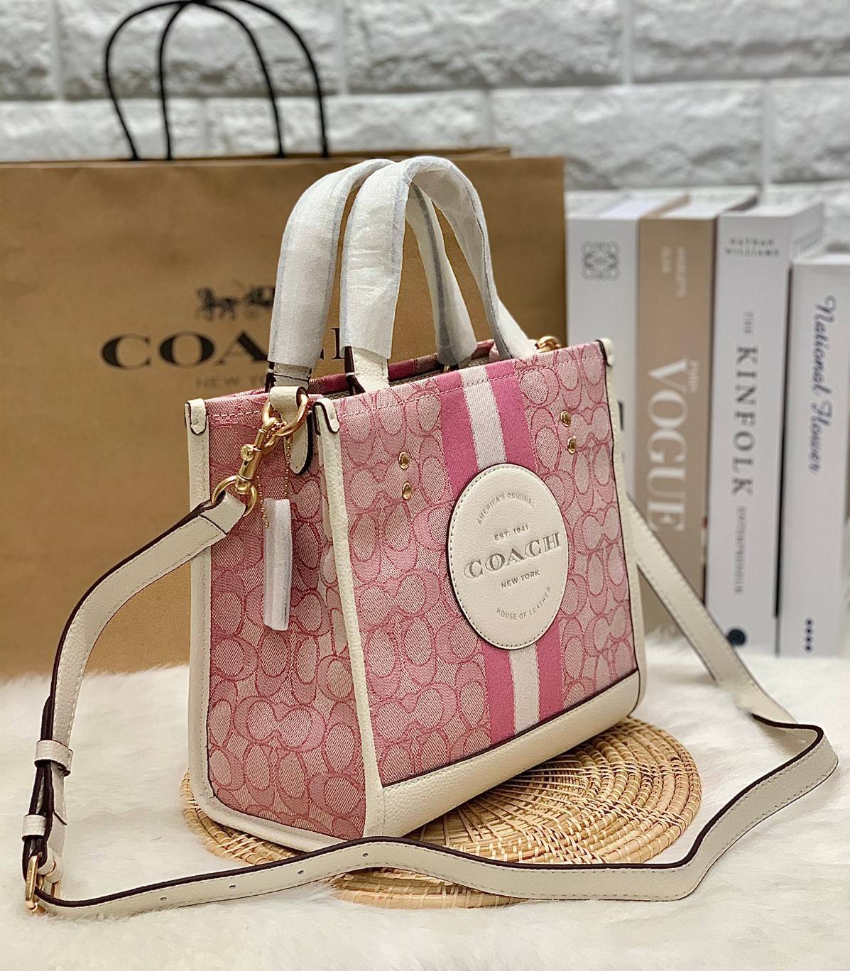 ใหม่ล่าสุด อดใจยังไงไหว💋 COACH Dempsey Field Tote 22 ((C5268//C5115)) พร้อมส่งความสวยที่ไทยค่ะ! กระเป๋าทรง Tote ขนาดพอเหมาะลำตัว พกพาง่ายสะดวกได้กับทุกๆวัน ด้านหน้าปั้มโลโก้แบรนด์ตัวใหญ่สวยค่ะ;เปิดปิดกระเป๋าแบบกระดุมแม่เหล็ก ภายในใส่กระเป๋าเงินใบย