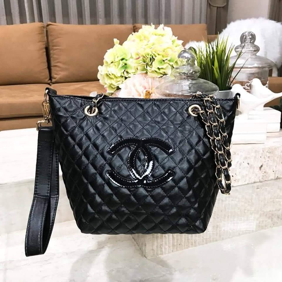 Chanel GWP Tote Bag With Chain New arrival! กระเป๋าสะพายทรง Tote VIP Gift With Purchase รุ่น Limited Edition VIP gift ของแท้จาก Chanel Perfume Counter วัสดุหนังเรียบลายตาราง ขนาดกำลังดี น้ำหนักเบา ด้านหน้ามีโลโก้ เปิดปิดด้วยกระดุมแม่เหล็ก ภายในมีโลโก้ และ