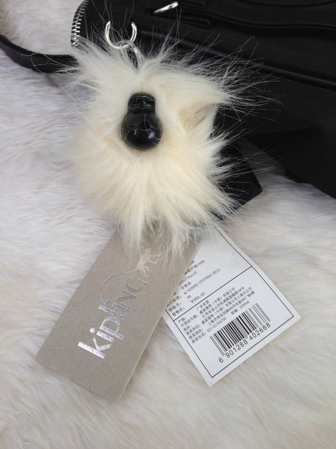 🎄KIPLING กระเป๋าถือ รุ่น Amiel กระเป๋าถือ จาก KIPLING ที่มาพร้อมดีไซน์ที่เป็นเอกลักษณ์ ข้างในกระเป๋ากว้างขวาง และมีช่องใส่ของหลายช่อง ช่วยจัดระเบียบหาของง่าย สายสะพายที่มาพร้อมกับตัวกระเป๋าสามารถถอดออกได้ น้ำหนักเบา หูหิ้วเป็นสายหนังแท้นะคะ ช่องซิ