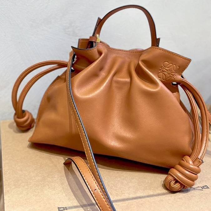 LOEWE Flamenco Clutch Bag / LOEWE CROSSBODY BAG กระเป๋าหนังทรงขนมจีบ อะไหล่ทอง วัสดุหนังอย่างดี