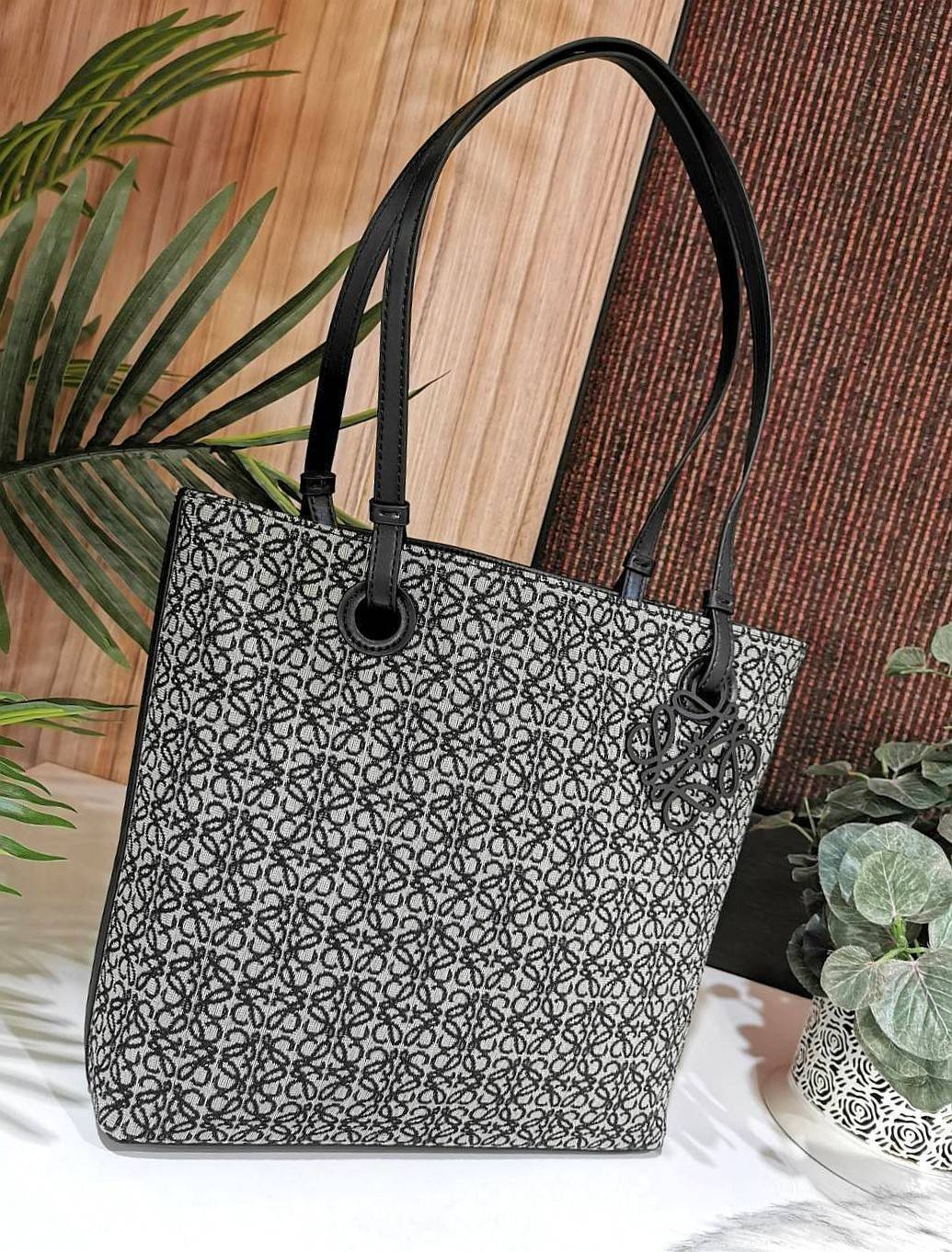 LOEWE ANAGRAM TOTE BAG VIP ไอเท็มใหม่! ดีไซน์สวยคงเอกลักษณ์ด้วยวัสดุ Anagram Canvas Jacquard Fabric ผสมผสานหนังแท้ Calfskin ลงตัวสุดคลาสสิค ขนาดกำลังดี น้ำหนักเบา ใส่เอกสาร A4 Notebook ipad ของใช้ได้เยอะ หูหิ้วหนังจับแข็งแรง สะพายไหล่ได้ พร้อมส่งที่ไทยสุด