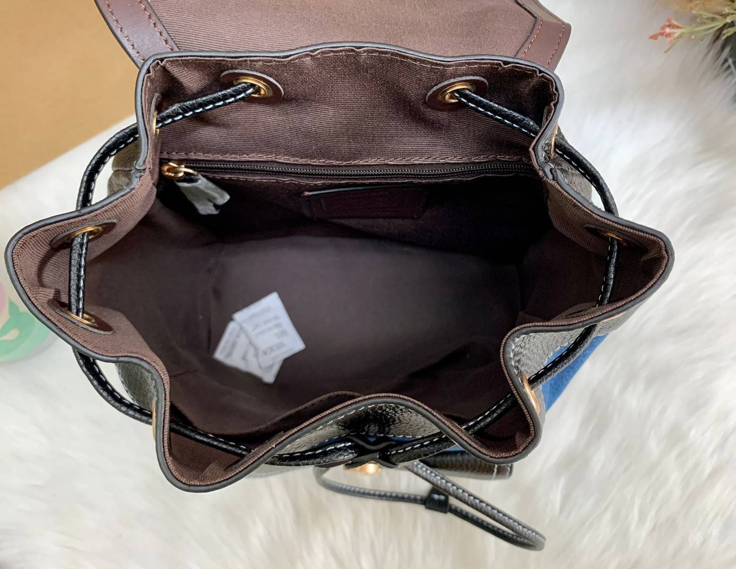 COACH PENNIE BACKPACK 22 ((C4122)) พร้อมส่งที่ไทย ห้ามพลาดค่าา! กระเป๋าสะพายหลังแบบมีหูกิ้ว วัสดุเดนิมอย่างดีนิ่ม+หนังแท้ ได้สวยงามลงตัว นำ้หนักเบา ทรงสวยน่ารักมากๆค่ะ ด้านหน้ามีช่องกระเป๋าเล็กใส่ของจุกจิก ปากกระเป๋าแบบหูรูด ภายในกระเป๋าโล่ง กว้าง สามารถใ