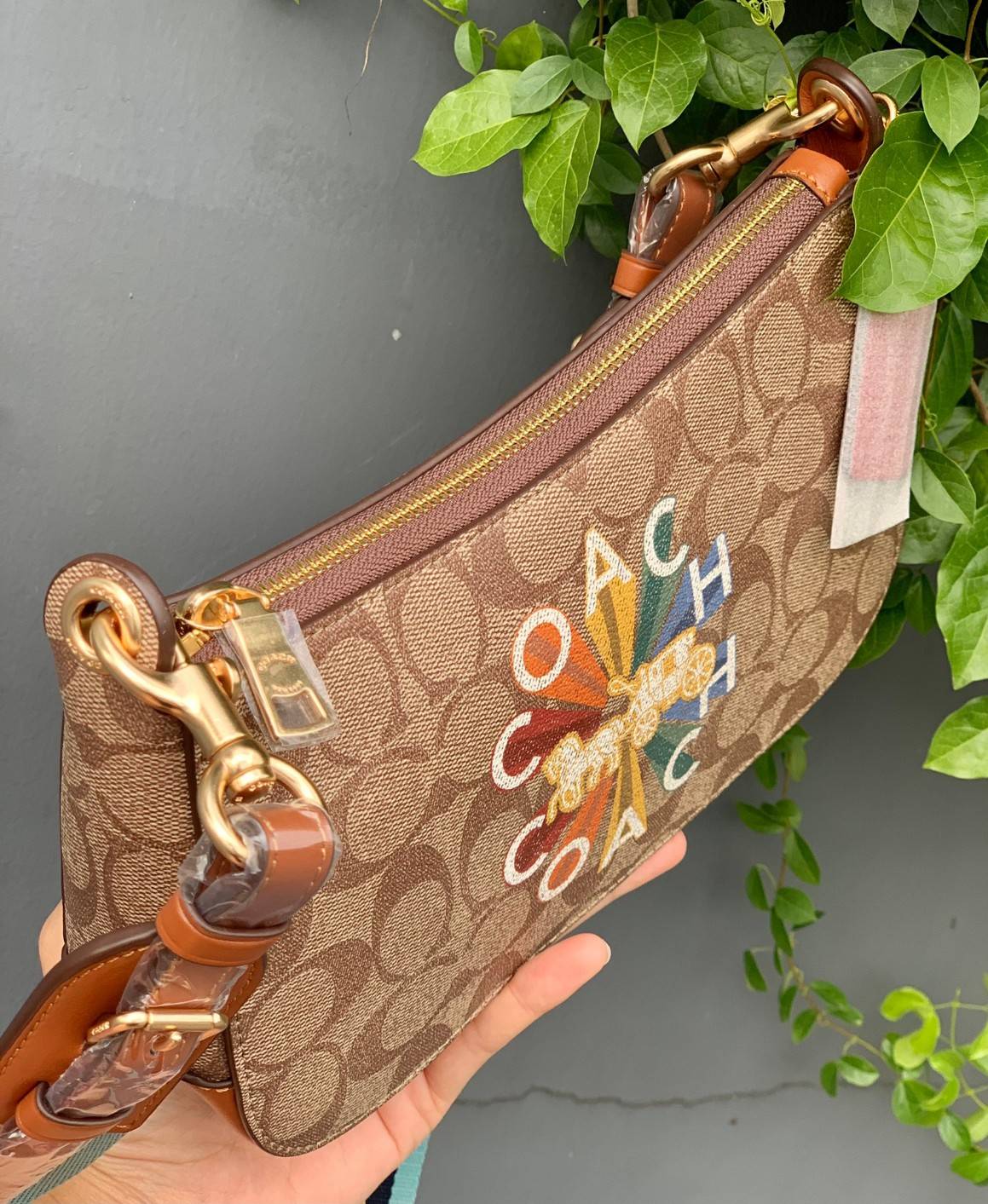 NEW ARRIVAL! นาทีนี้ต้องมีแล้วค่ะ ต้อนรับหน้าหนาวกันน! COACH JES BAGUETTE IN SIGNATURE CANVAS WITH COACH RADIAL RAINBOW ((C6817)) พร้อมส่งที่ไทย สิคค้าเข้าใหม่ค่ะ! กระเป๋าสะพายครอสบอดี้ร์ หนังแท้ น้ำหนักเบา เปิดปิดกระเป๋าแบบซิป ภายในสามารถใส่กระเป๋าเงินใบ