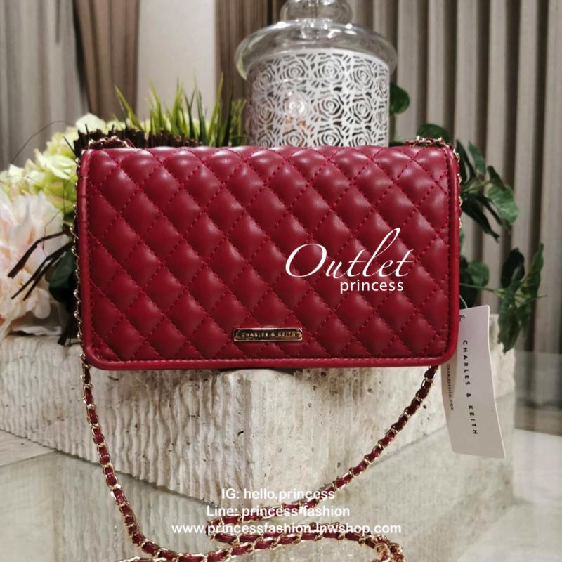 BEST SELLER! CHARLES & KIETH MINI CLUTCH BAG กระเป๋าสะพายทรงคลัชรุ่นยอดนิยมดีไซน์คลาสสิควัสดุหนังนิ่มลายตารางสวยอยู่ทรงขนาดมินิสไตล์ Chanel เปิดปิดด้วยตัวล๊อคแบบบิดอะไหล่ทอง ด้านหลังประดับโลโก้แบรนด์สวยดูดี มาพร้อมสายสะพายโซ่ร้อยหนัง Crossbody ได้สามารถซ้