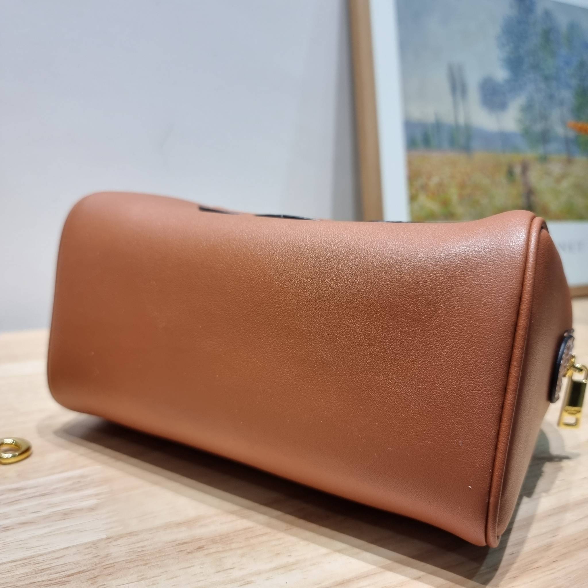 CELINE SMALL BOSTON CUIR TRIOMPHE IN SMOOTH LEATHER ฮิตมากกับสุดยอดความคลาสสิค ในรูปทรงสวย กับกระเป๋าสะพายทรงหมอน กะทัดรัด ขนาดกำลังดี ใช้งานสะดวก วัสดุหนังผิวเรียบ สวยคม