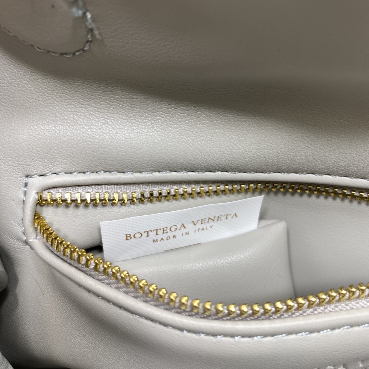 BOTTEGA intrecciato leather Snap Handle Handbag กระเป๋าถือ/สะพาย ดีไซส์สานเป็นเอกลักษณ์ หูจับในตัว หนังสวยงาม เกรดออริ สลับแท้ 1:1 ใช้งานต่างประเทศได้
