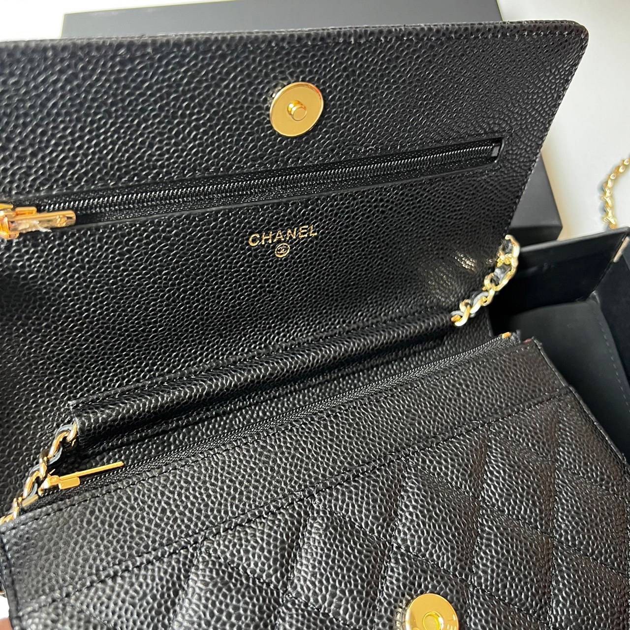 CHANEL WALLET ONCHAIN งานหนังแท้สวยหรู ใช้ ตทป ได้ กระดุมแม่เหล็ก ตามฉบับ HOLO ปีใหม่ ตามภาพที่ถ่ายเลย ตรงกับการ์ด รุ่นที่สาวๆ ทุกคนต้องมี เห็นเล็กๆ แบบนี้แต่ใส่ของได้เยอะมาก สามารถไช้แทนกระเป๋าคลัชถือได้ด้วย ครบจบในใบเดียวเลยค่ะ ภาพงานจริง ไม่ผิดหวังค่ะ